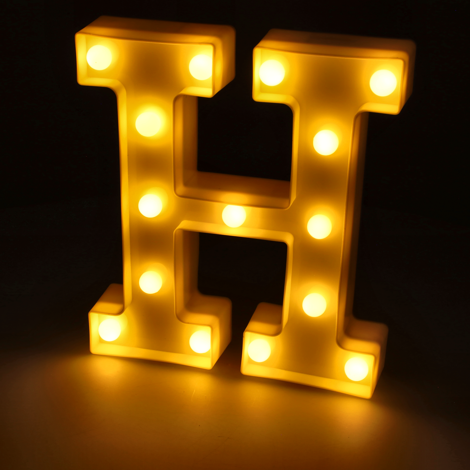 Litera LED "H" podświetlana ciepłym białym światłem, wysokość 22 cm, zasilanie bateryjne 2*AA