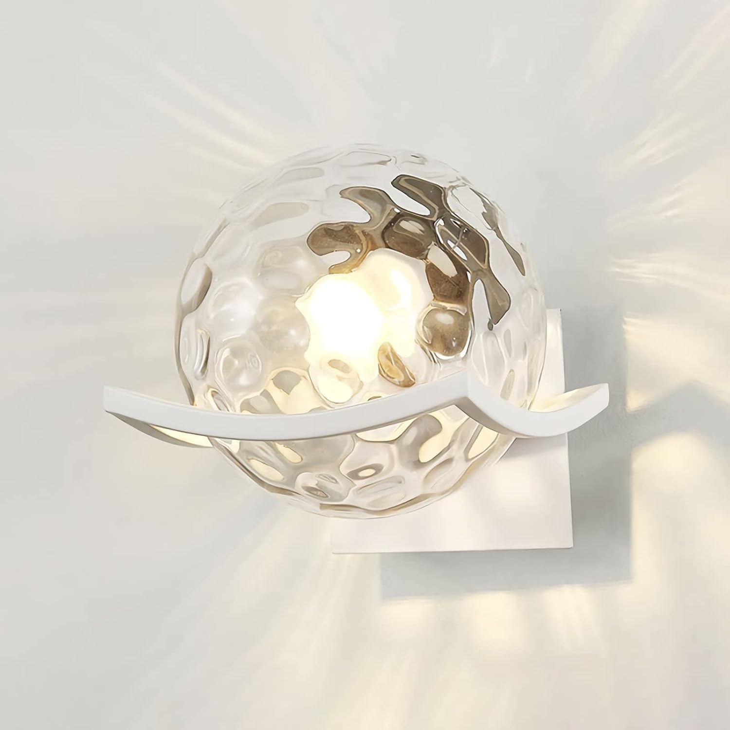 Lampa ścienna do wnętrz, lampa ścienna do sypialni, złota lampa ścienna (żarówka nie jest dołączona), biała z motywem wodnym i bursztynowym kloszem