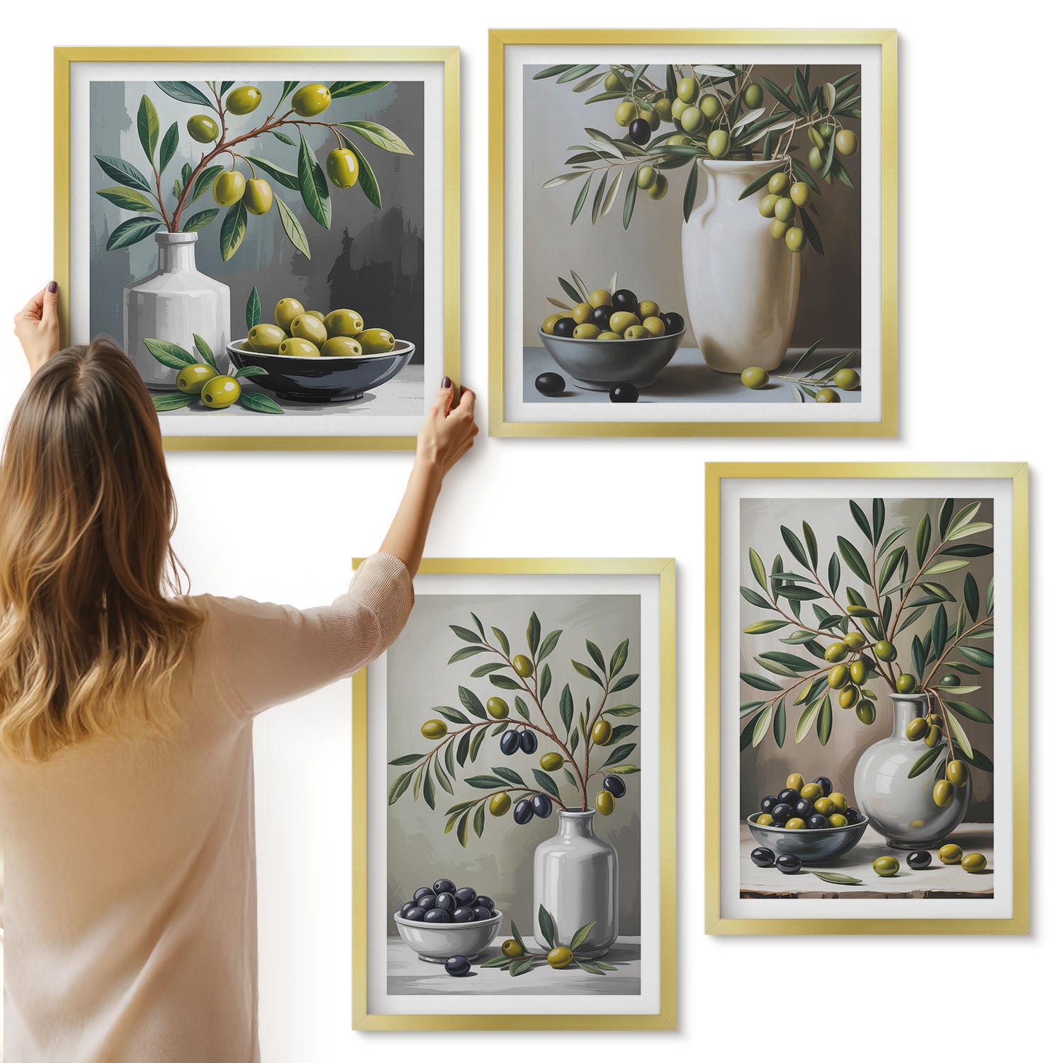 Galeria ścienna 4-częściowy komplet obrazów w złotych ramach - Oliwki w ceramicznych naczyniach na tle szarości - ArtPrintCave