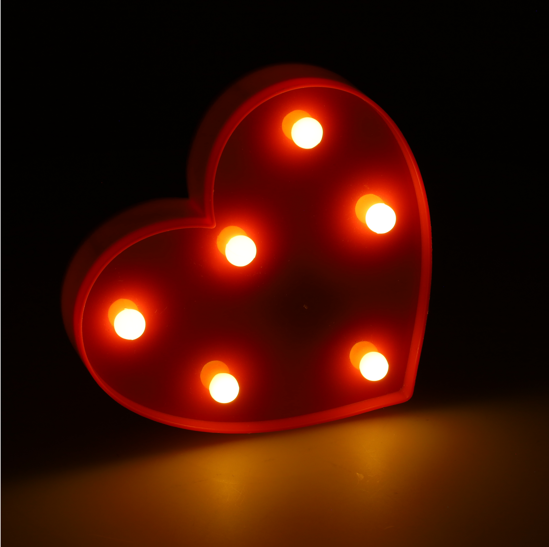 Litery LED Czerwone serce, podświetlany symbol z ciepłym białym światłem, wysokość 16 cm, zasilanie bateryjne 2*AA