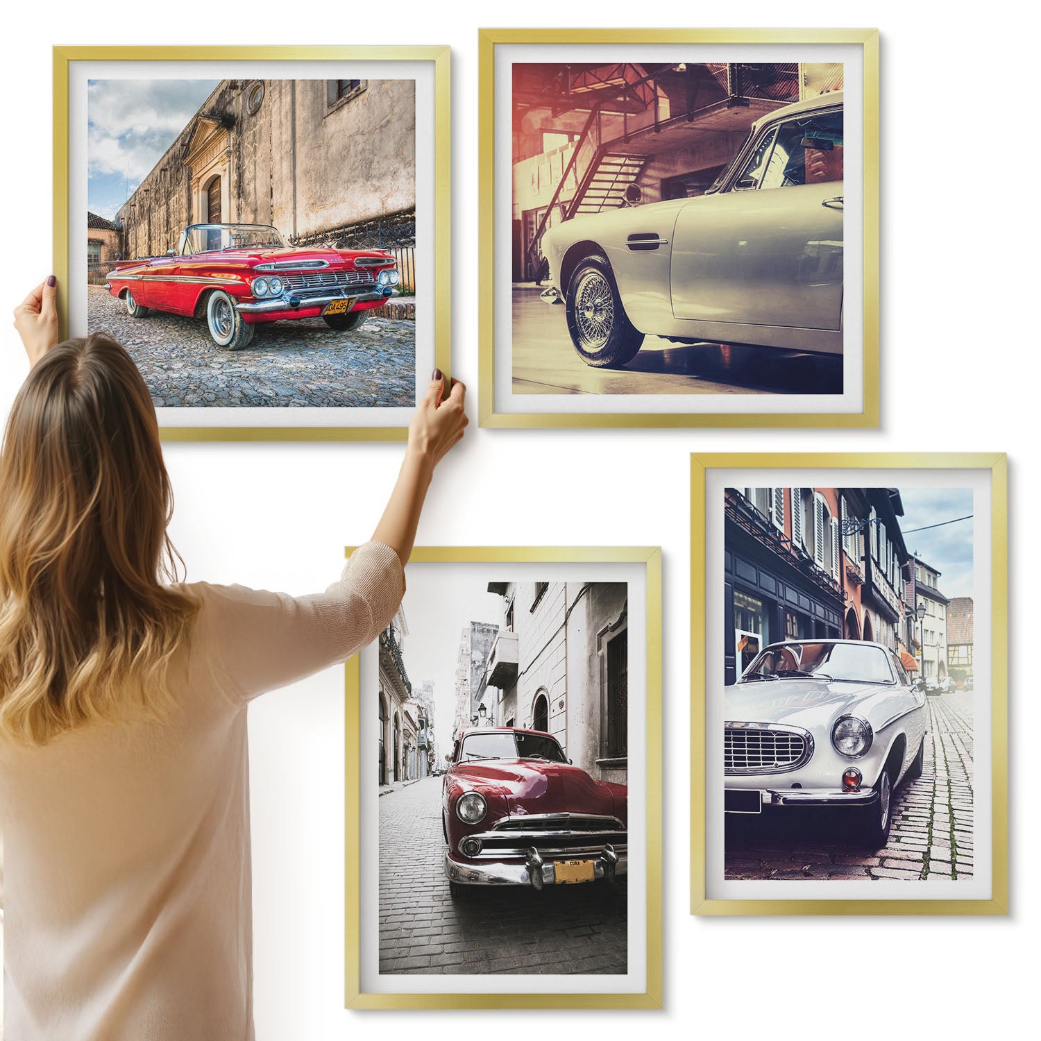 Galeria ścienna 4-częściowy komplet obrazów w złotych ramach - Klasyczne samochody na ulicach miast w różnych kolorach - ArtPrintCave