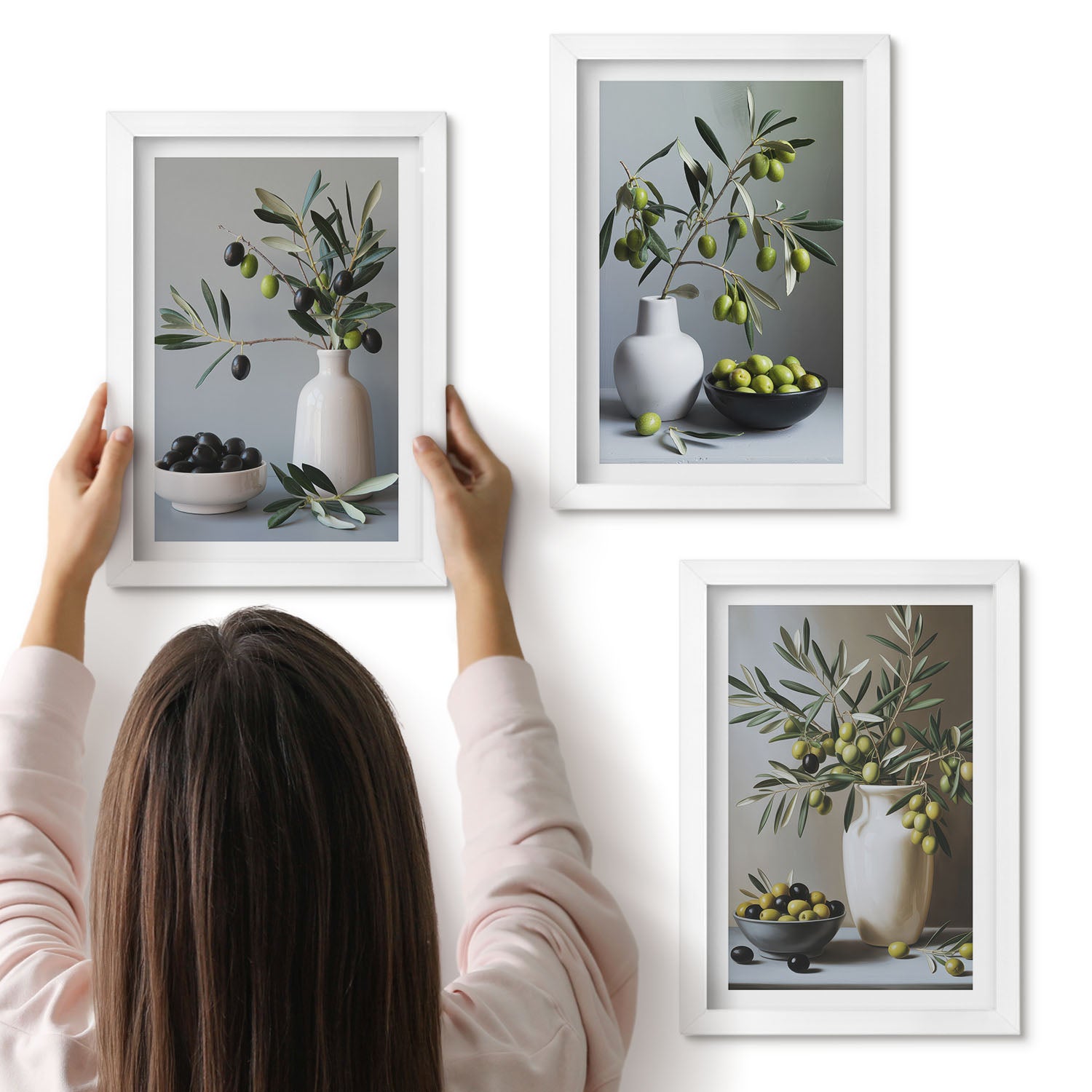 Galeria ścienna 3-częściowy komplet obrazów w białych ramach - Oliwki w wazonach na tle stonowanych kolorów - ArtPrintCave