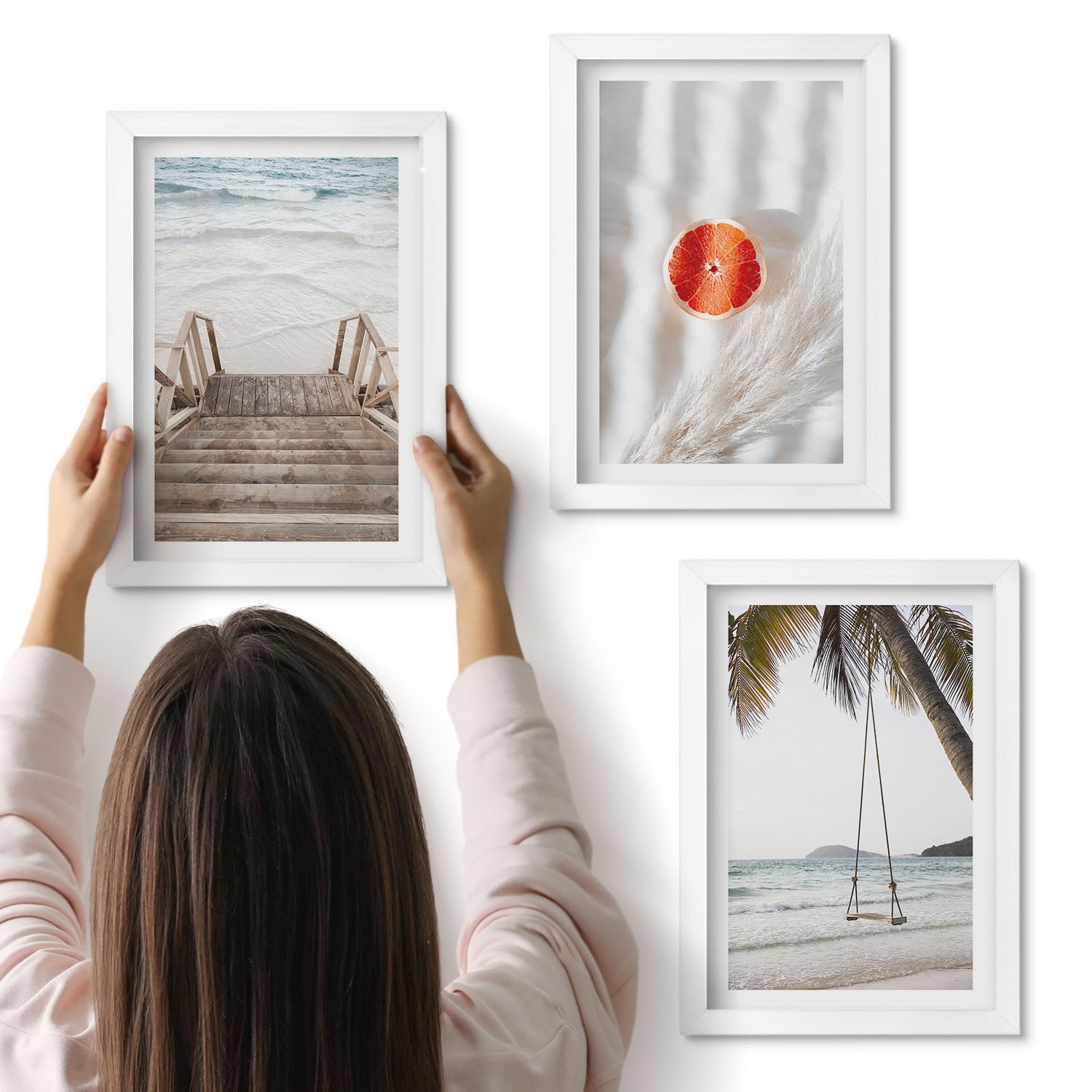 Galeria ścienna 3-częściowy komplet obrazów w białych ramach - Plaża z drewnianymi schodami wakacyjny klimat - ArtPrintCave