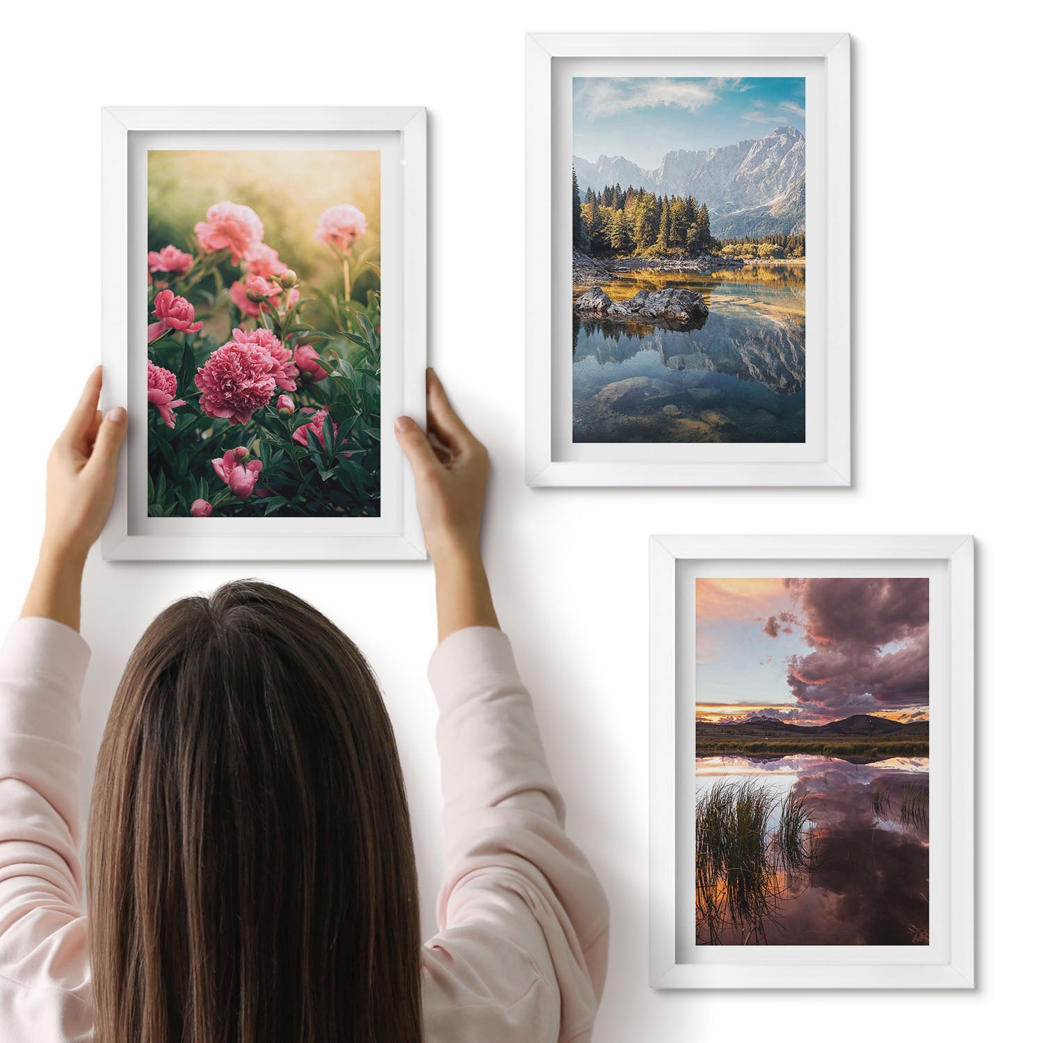 Galeria ścienna 3-częściowy komplet obrazów w białych ramach - Kwiaty w ogrodzie góry i spokojna tafla wody - ArtPrintCave
