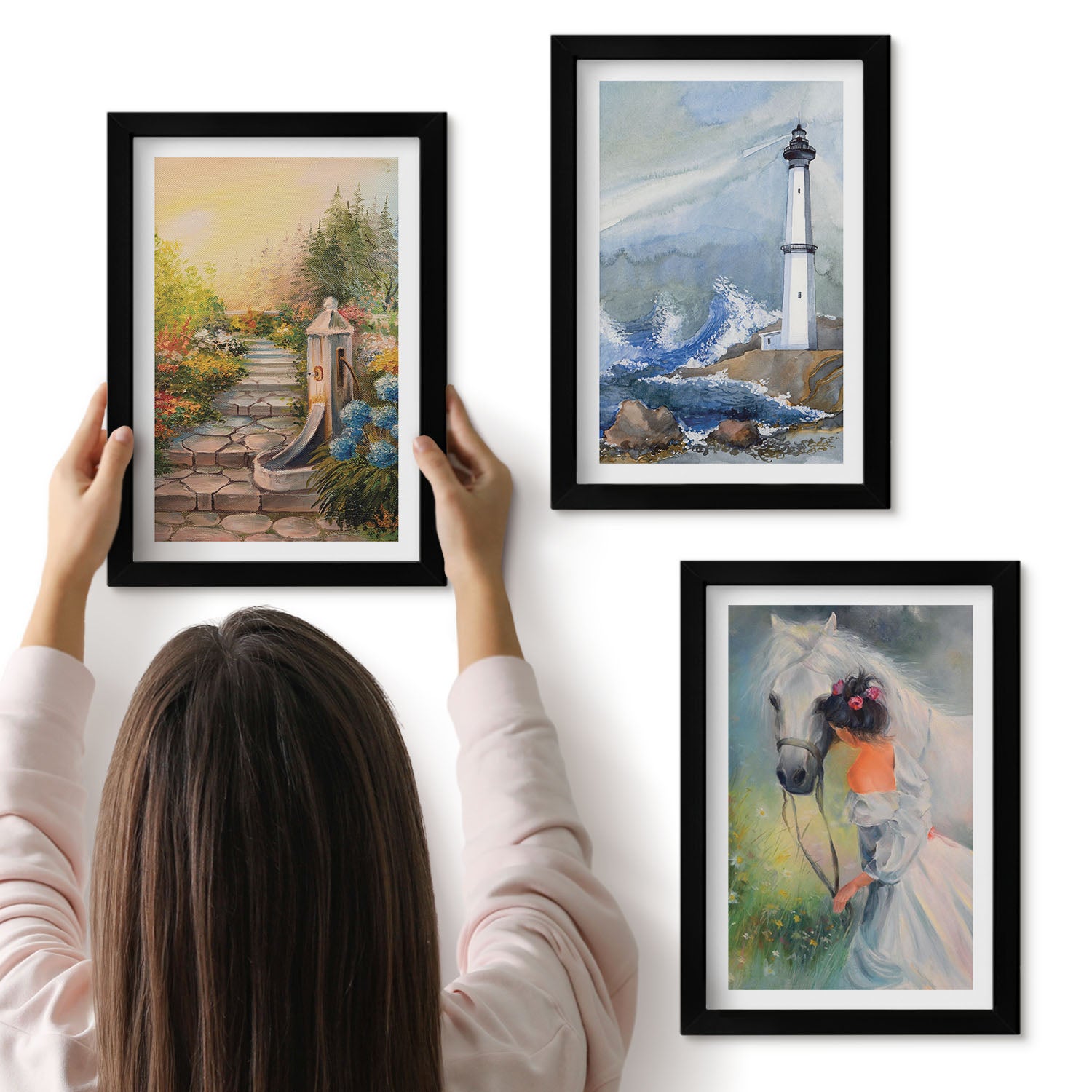 Galeria ścienna 3-częściowy komplet obrazów w czarnych ramach - Scenerie przyrody latarnia morska i dziewczyna z koniem - ArtPrintCave