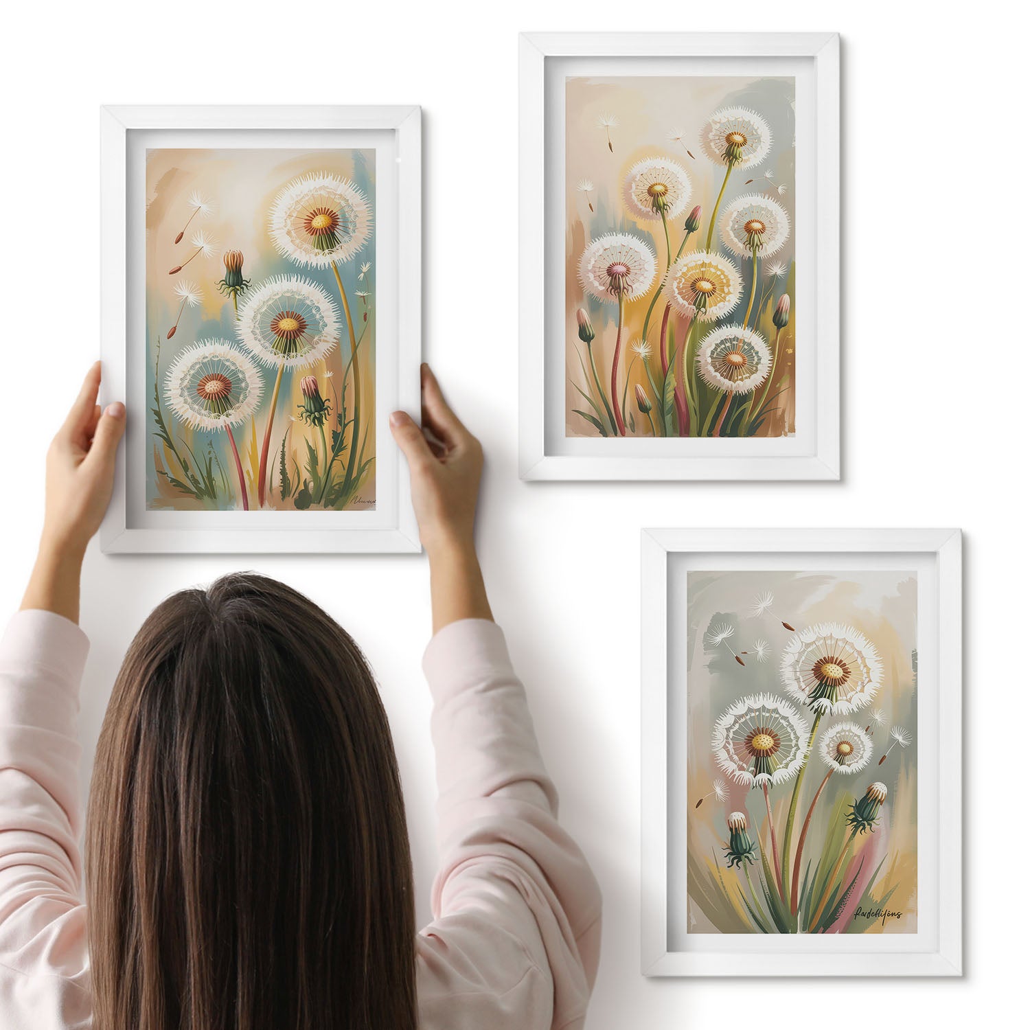 Galeria ścienna 3-częściowy komplet obrazów w białych ramach - Kwiaty dmuchawców na tle pastelowych traw - ArtPrintCave