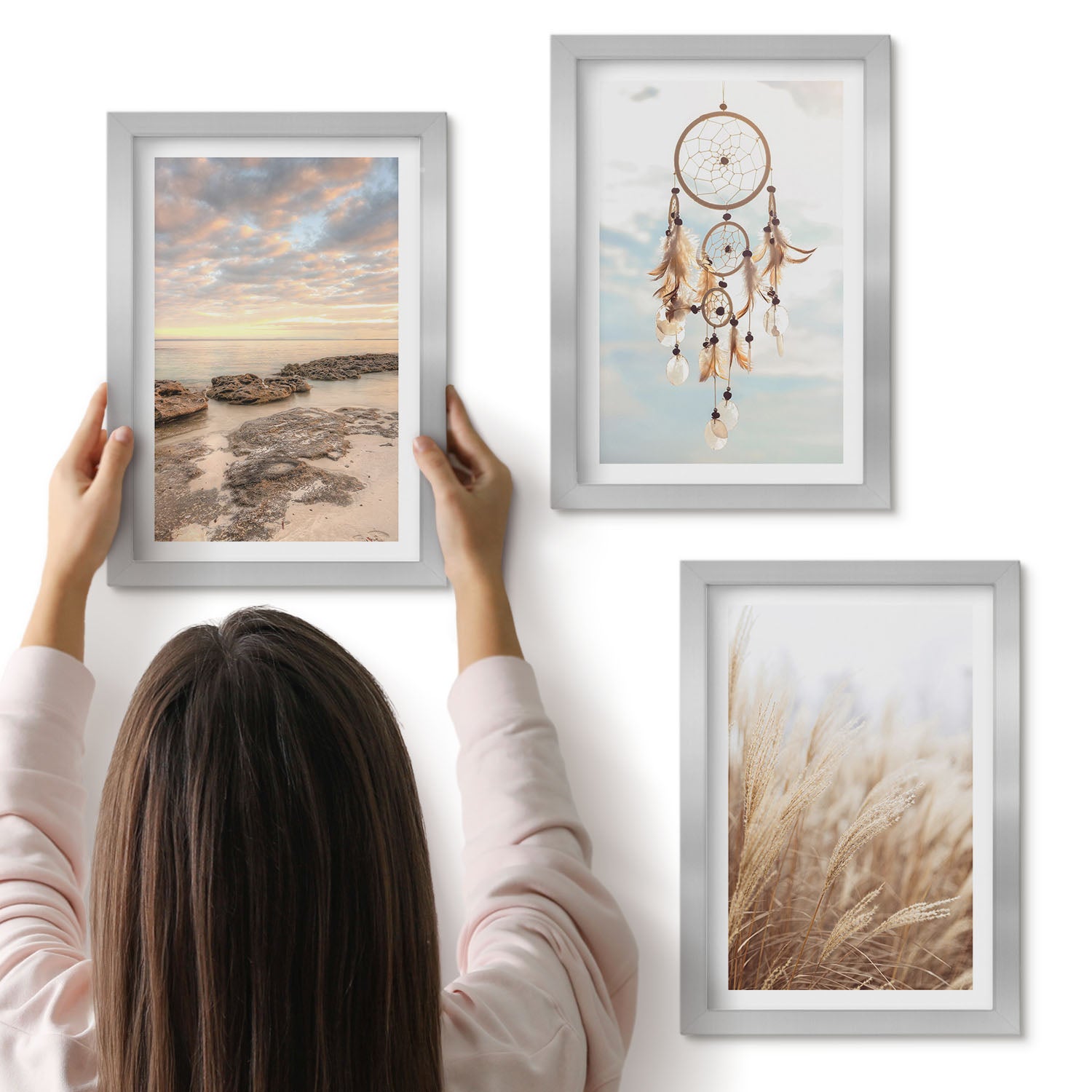 Galeria ścienna 3-częściowy komplet obrazów w srebrnych ramach - Widok na morze z chmurami łapacz snów i trawa - ArtPrintCave
