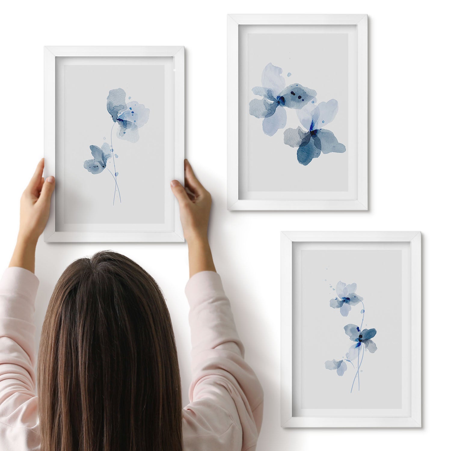 Galeria ścienna 3-częściowy komplet obrazów w białych ramach - Kwiaty w odcieniach niebieskiego na jasnym tle - ArtPrintCave