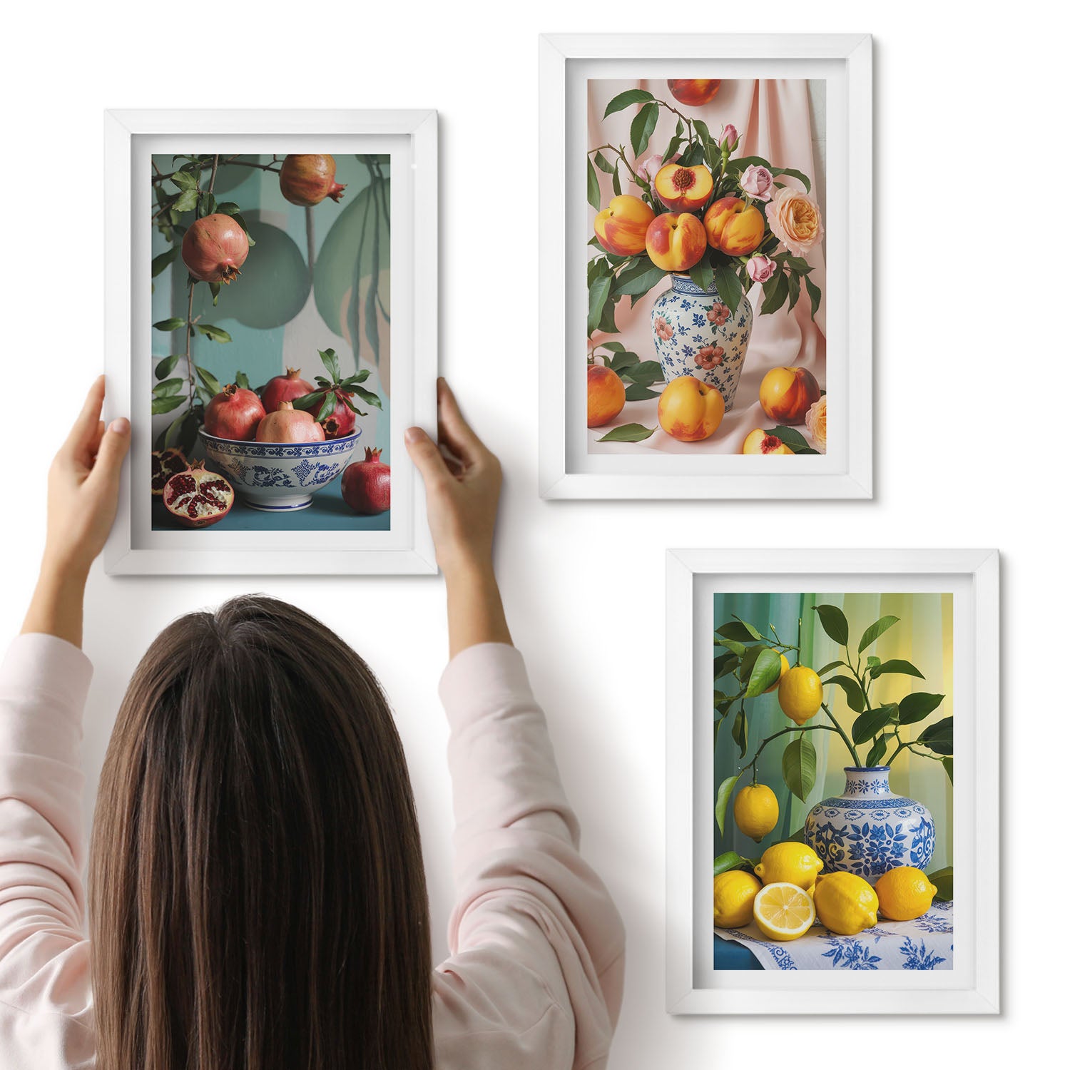 Galeria ścienna 3-częściowy komplet obrazów w białych ramach - Owoce granatu brzoskwinie i cytryny w wazonach - ArtPrintCave