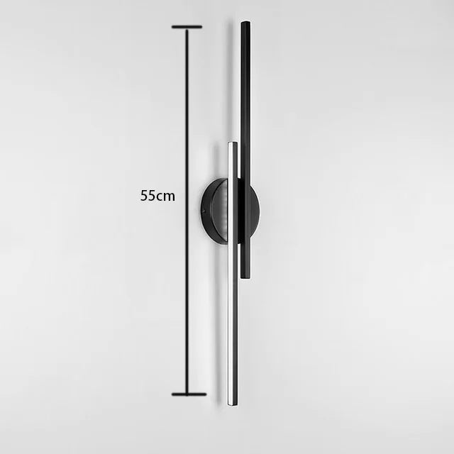 Lampa o równoległych liniach sprawdzi się w sypialniach, salonach, hotelach, na klatkach schodowych i korytarzach (długość 55 cm, kolor czarny, oświe