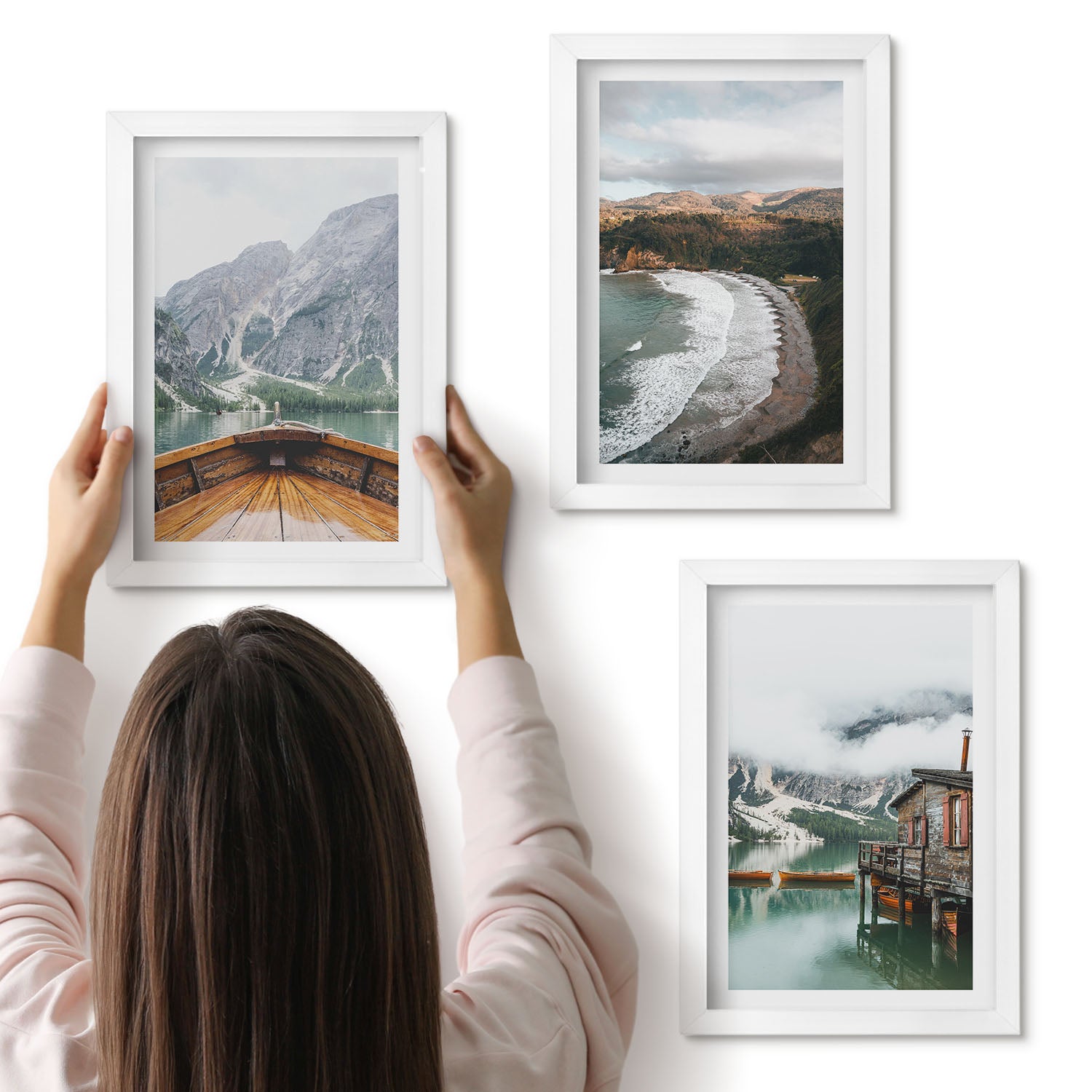 Galeria ścienna 3-częściowy komplet obrazów w białych ramach - Widok gór nad jeziorem z łodzią i plażą pejzaże - ArtPrintCave