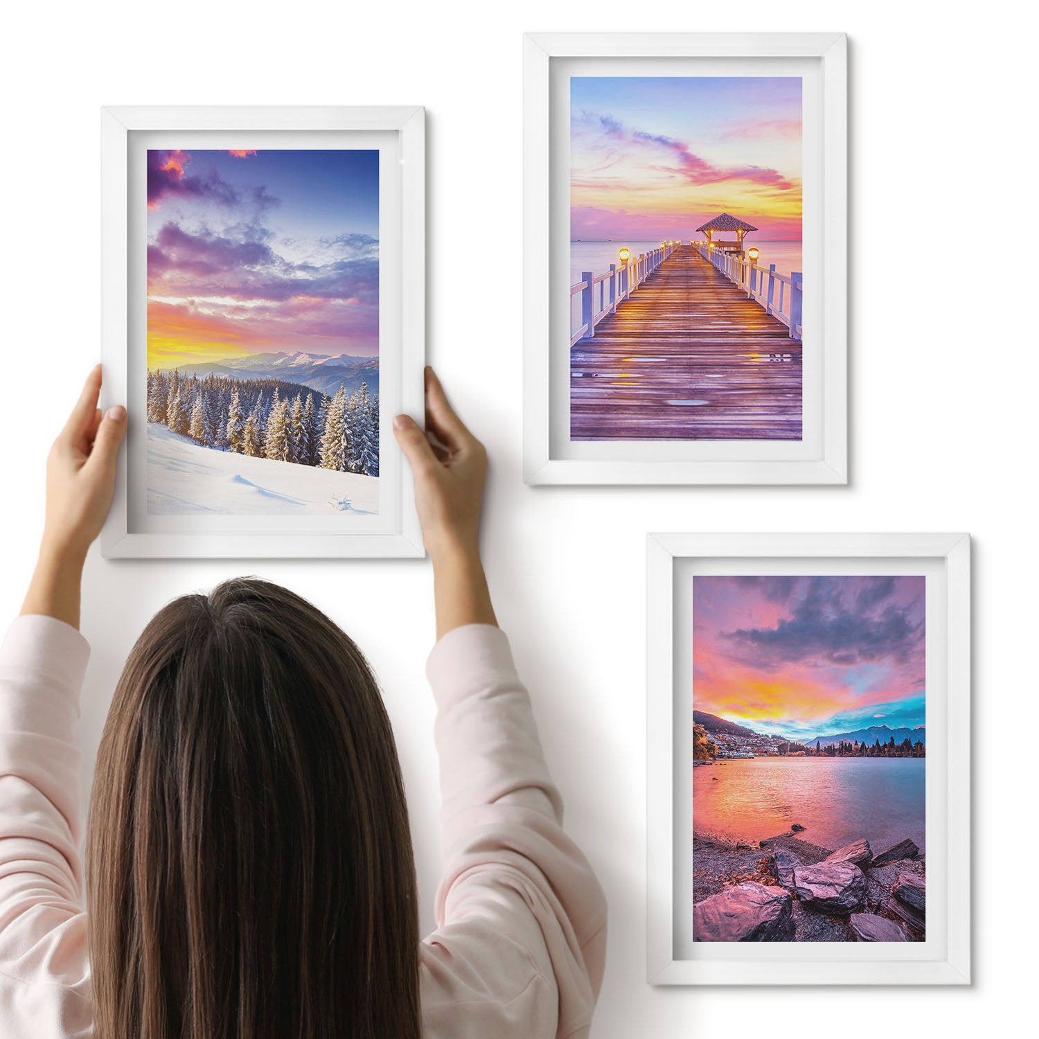 Galeria ścienna 3-częściowy komplet obrazów w białych ramach - Zimowy krajobraz górski z molo nad jeziorem - ArtPrintCave