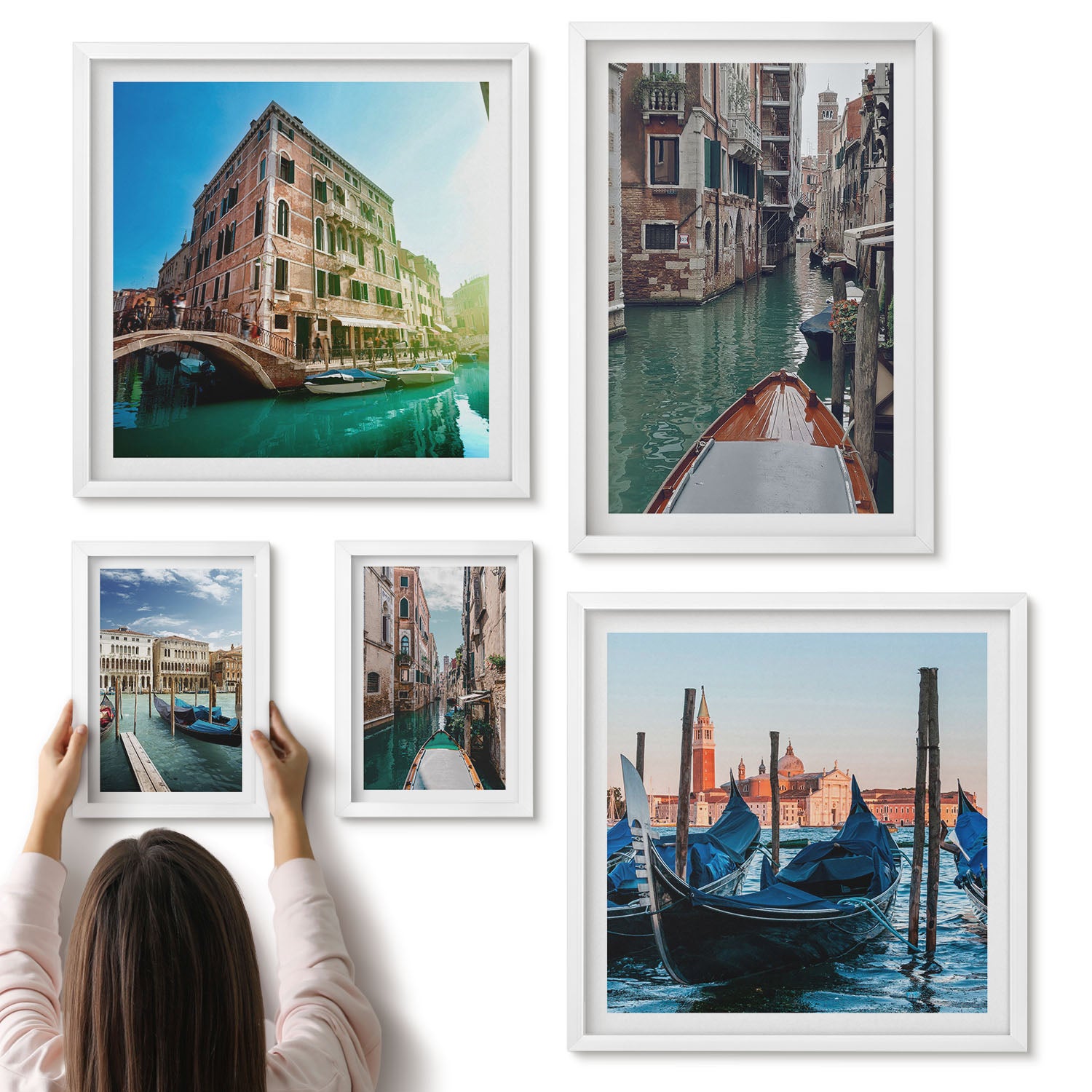Galeria ścienna 5-częściowy komplet obrazów w białych ramach - Weneckie kanały i urokliwe gondole w mieście - ArtPrintCave