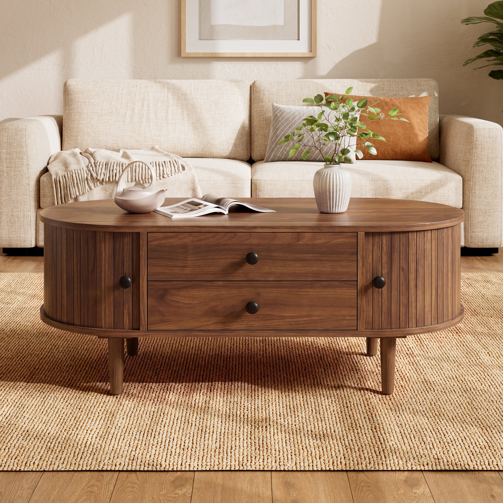 Stolik kawowy z 2 drzwiami przesuwnymi z pionowymi paskami i 2 szufladami - 100 x 50 x 40 cm - Płyta MDF i nogi z litej sosny - Orzech