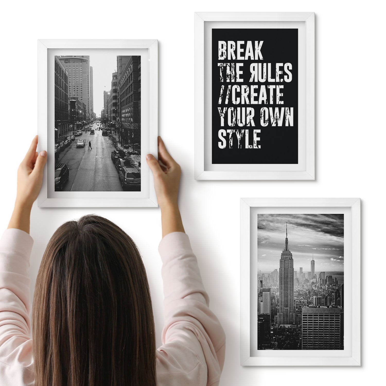 Galeria ścienna 3-częściowy komplet obrazów w białych ramach - Ulice miasta w czerni i bieli z inspirującym napisem - ArtPrintCave