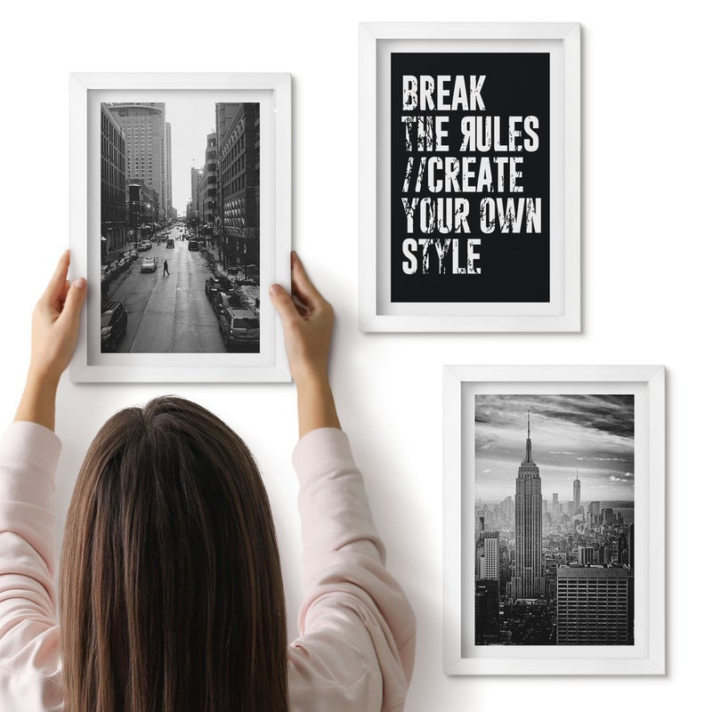 Galeria ścienna 3-częściowy komplet obrazów w białych ramach - Ulice miasta w czerni i bieli z inspirującym napisem - ArtPrintCave