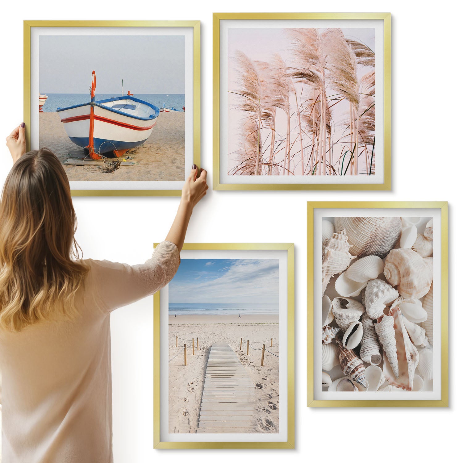 Galeria ścienna 4-częściowy komplet obrazów w złotych ramach - Piaszczysta plaża łódka muszle trawa boho - ArtPrintCave