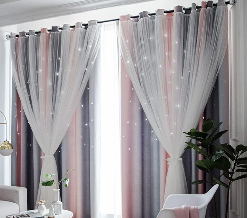 Dwuwarstwowe zasłony zaciemniające z wydrążonym wzorem w gwiazdy (szaro-różowe, 1,32 m x 2,74 m wysokości, 2 sztuki), odpowiednie do holu.