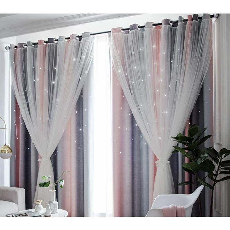 Dwuwarstwowe zasłony zaciemniające z wydrążonym wzorem w gwiazdy (szaro-różowe, 1,32 m x 2,74 m wysokości, 2 sztuki), odpowiednie do holu.