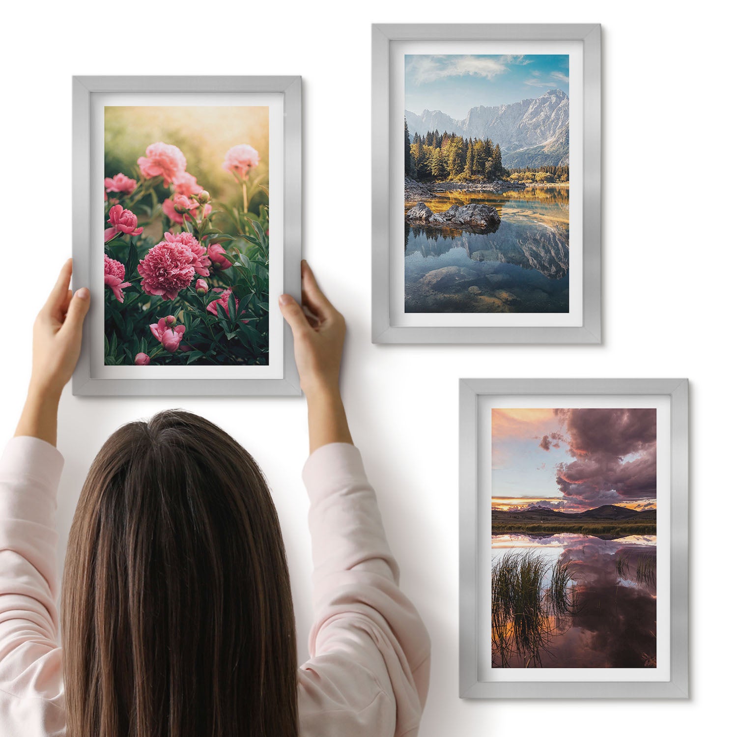 Galeria ścienna 3-częściowy komplet obrazów w srebrnych ramach - Kwiaty w ogrodzie góry i spokojna tafla wody - ArtPrintCave
