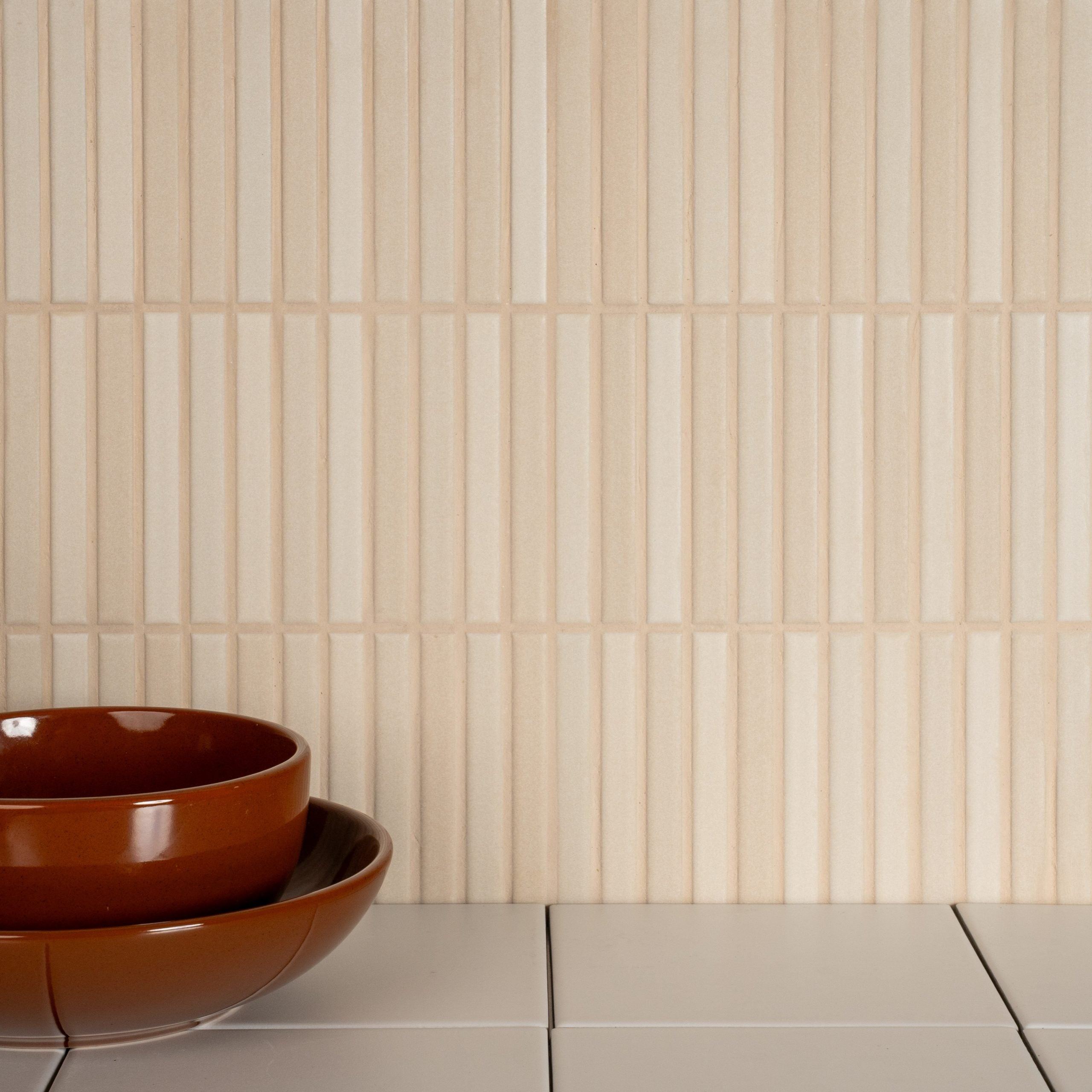 Matowa porcelanowa okładzina z efektem reliefu, w kolorze greige Roku Greige 11,5x23 cm