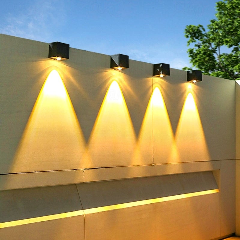 Zestaw 4 lamp solarnych IP44, ciepłe światło, do ścian zewnętrznych, ogród/taras.