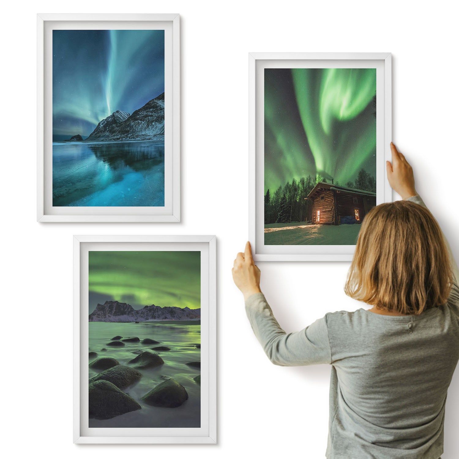 Galeria ścienna 3-częściowy komplet obrazów w białych ramach - Zimowe pejzaże z zorzą polarną nad górami - ArtPrintCave
