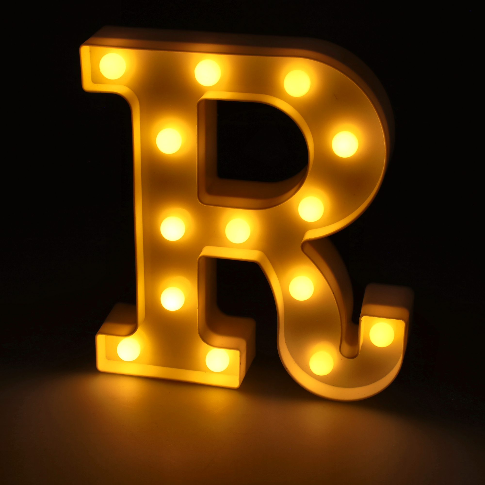 Litera LED "R" podświetlana ciepłym białym światłem, wysokość 22 cm, zasilanie bateryjne 2*AA