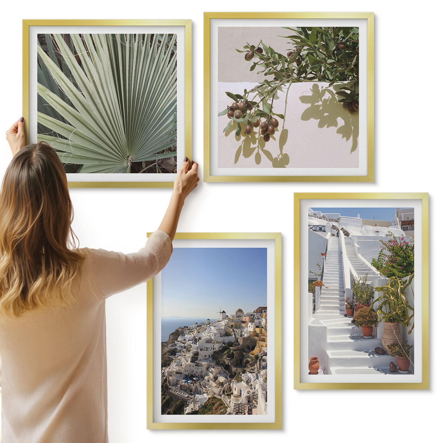 Galeria ścienna 4-częściowy komplet obrazów w złotych ramach - Białe schody w Santorini z widokiem na miasteczko - ArtPrintCave