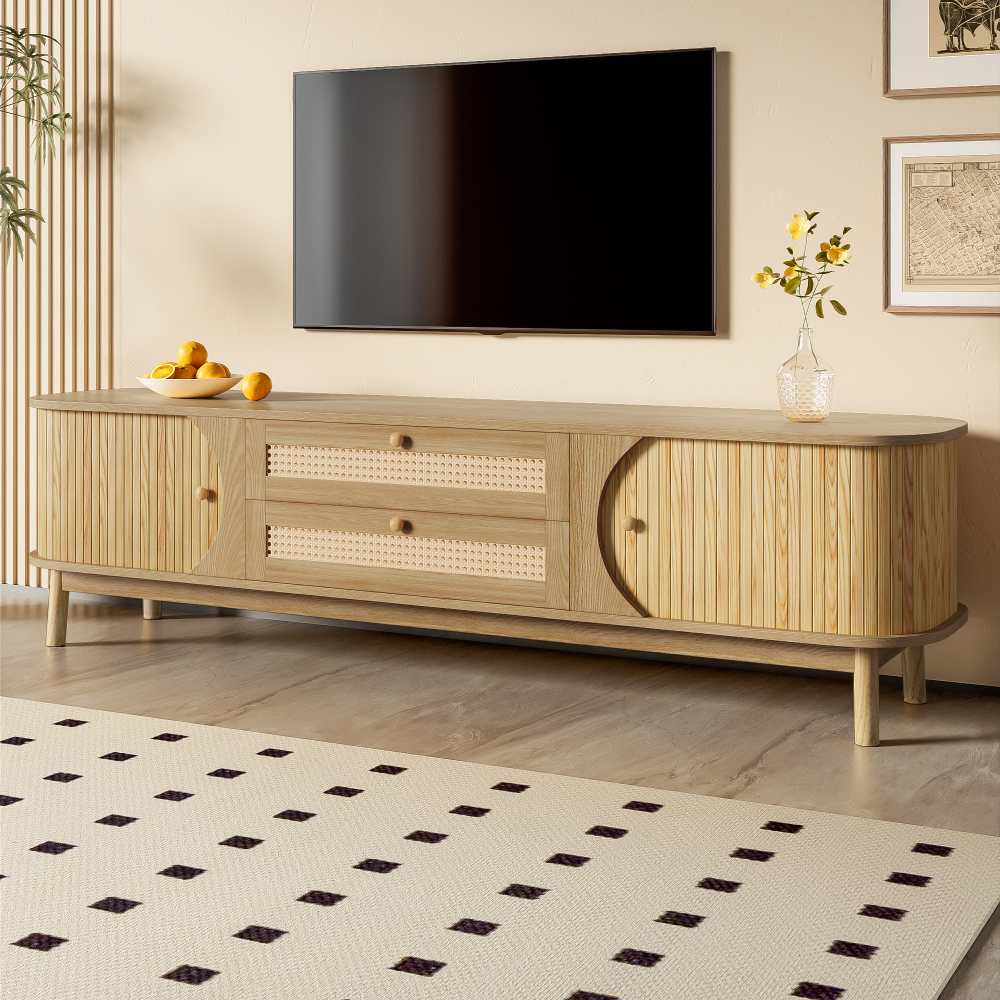 Mebel pod telewizor z litego drewna naturalnego z drzwiami i szufladami z rattanu – elegancki rustykalny design i praktyczne przechowywanie