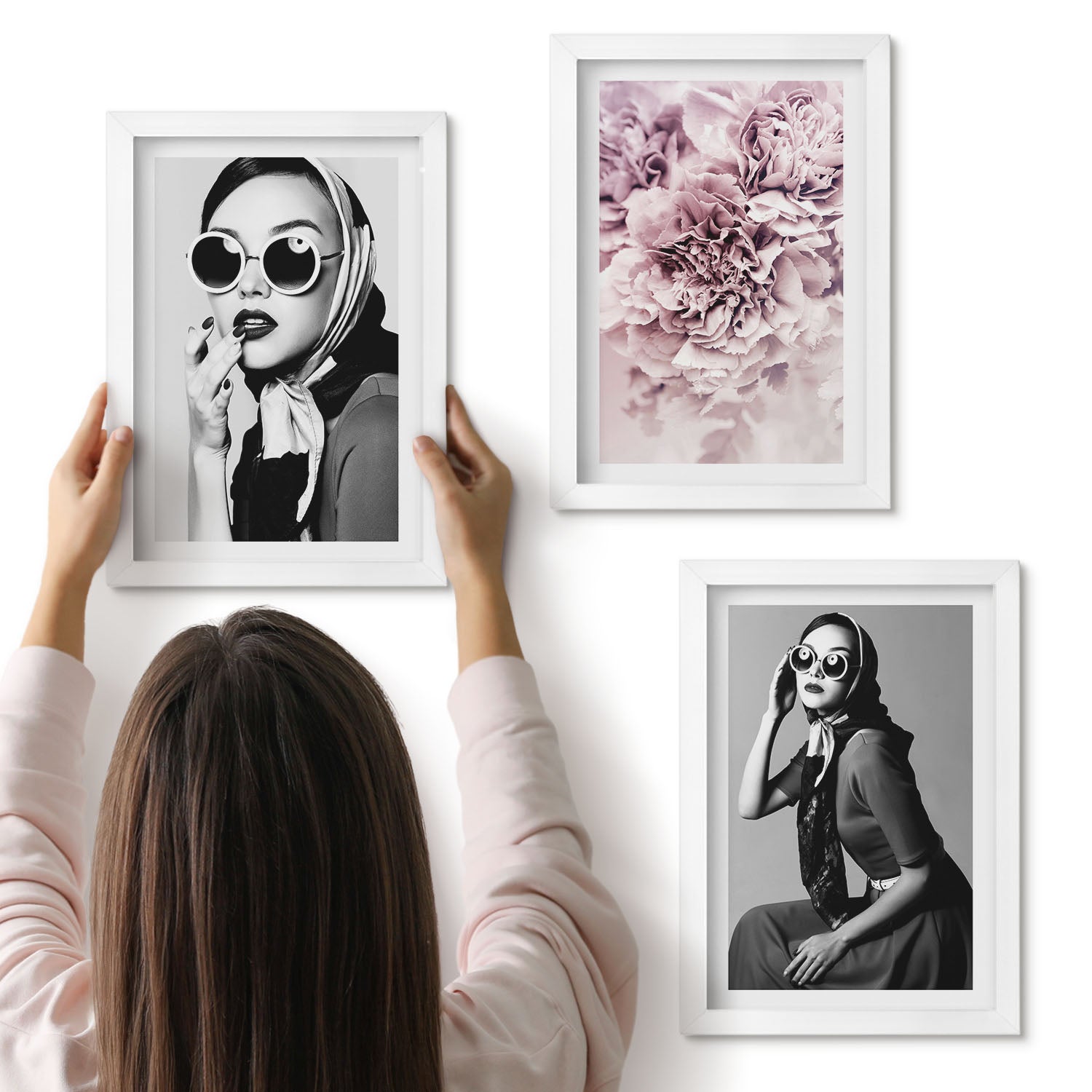 Galeria ścienna 3-częściowy komplet obrazów w białych ramach - Stylowe portrety kobiet z różowymi kwiatami - ArtPrintCave