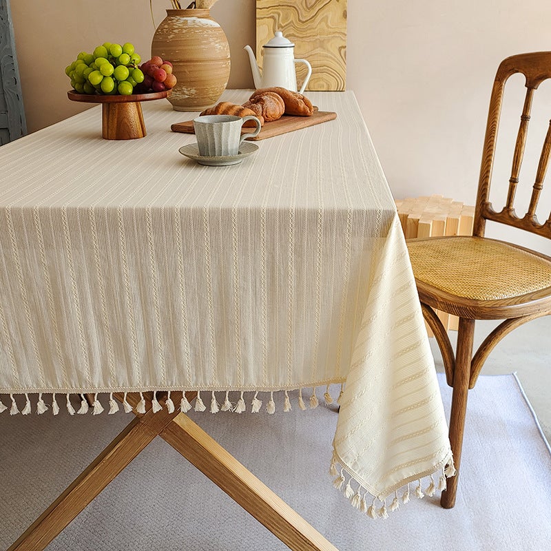 Kwadratowy bawełniany obrus w kolorze beżowym z frędzlami, idealny do kuchni i jadalni (wzór w paski, wymiary: 140 x 200 cm).