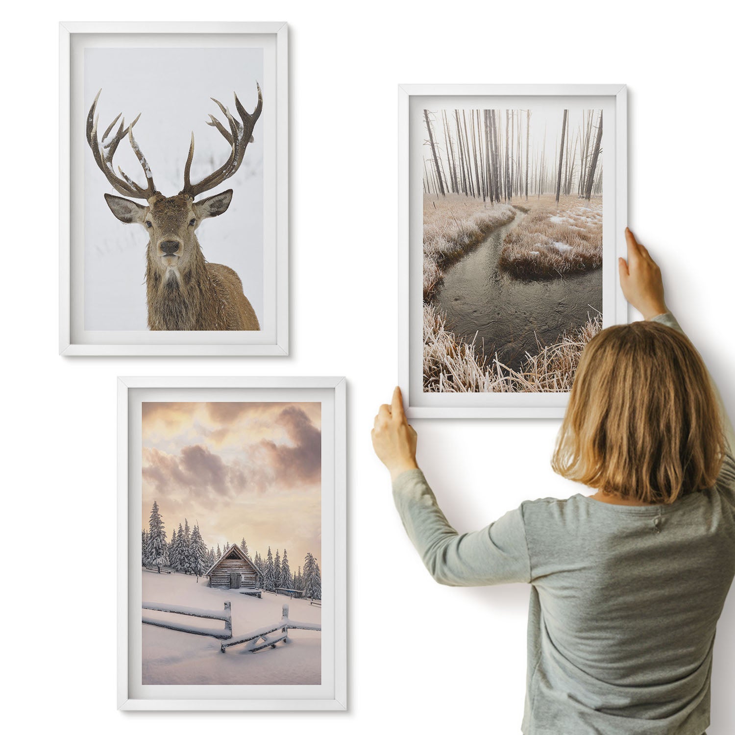 Galeria ścienna 3-częściowy komplet obrazów w białych ramach - Zimowy krajobraz z jeleniem chatą i strumieniem - ArtPrintCave