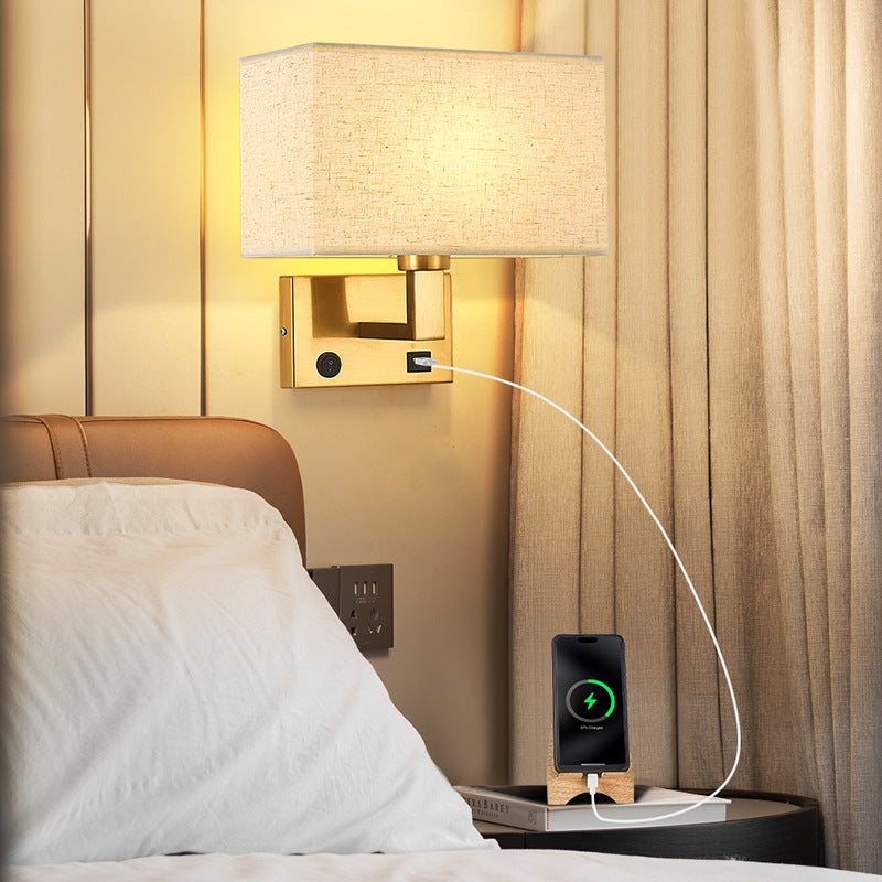 Kinkiet z kloszem z tkaniny, włącznikiem i portem USB; odpowiedni jako lampka nocna lub lampka do czytania.