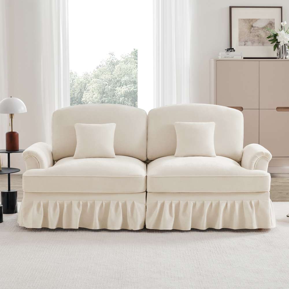 Elegancka 2-osobowa sofa z białego aksamitu, zdejmowany pokrowiec z falbanką, wygięte podłokietniki i drewniane nogi, styl średniowieczno-nowoczesny