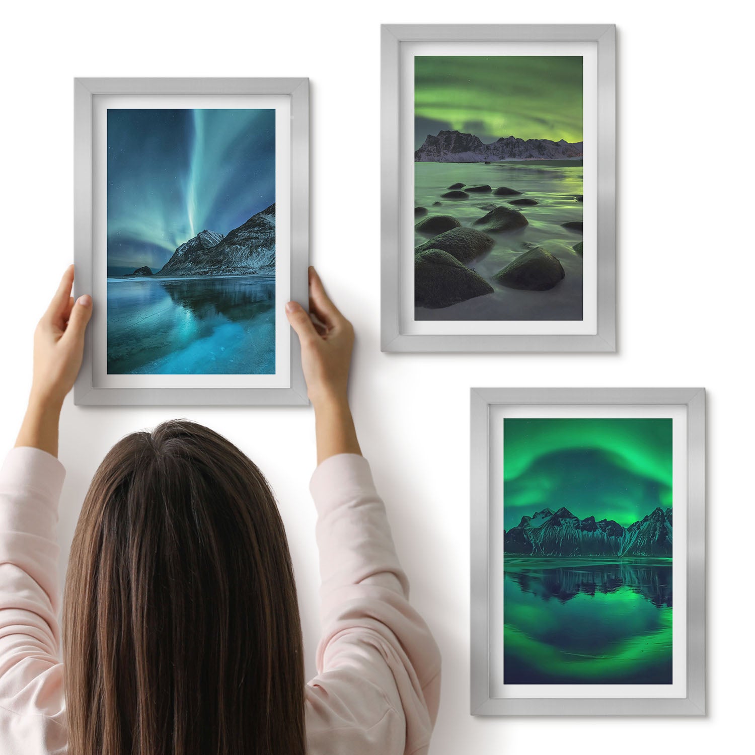Galeria ścienna 3-częściowy komplet obrazów w srebrnych ramach - Zimowy krajobraz z zorzą polarną i górami - ArtPrintCave