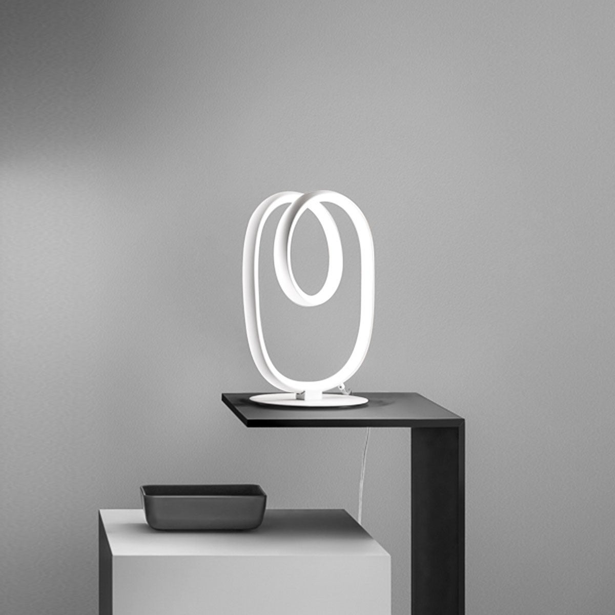 Lampa stołowa Diva L White – 17 W, 3000 K, 900 lm, abażur LED z aluminium i silikonu, dyfuzja 360 stopni, zintegrowane ściemnianie – Gealuce