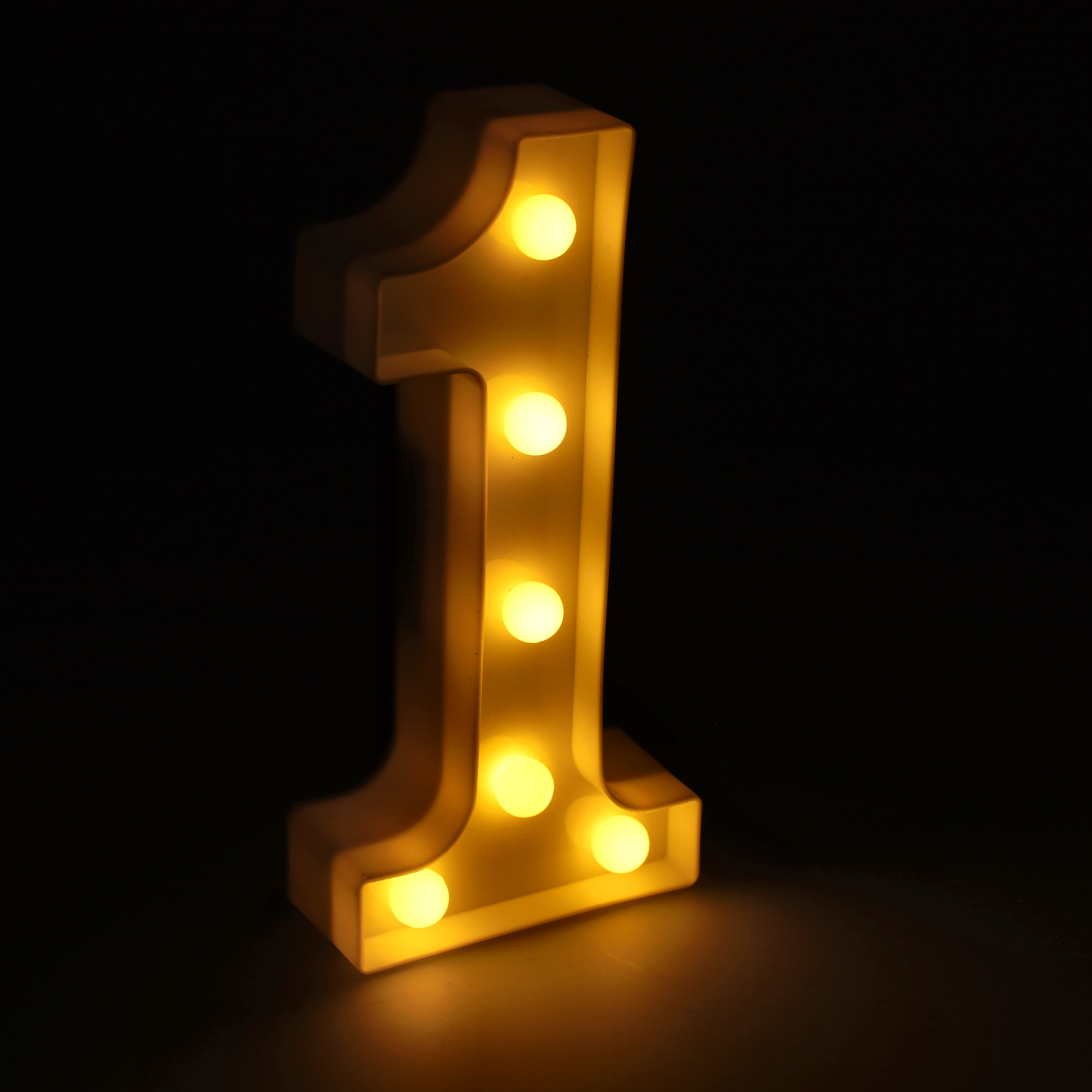 Litera LED "1" podświetlana ciepłym białym światłem, wysokość 22 cm, zasilanie bateryjne 2*AA