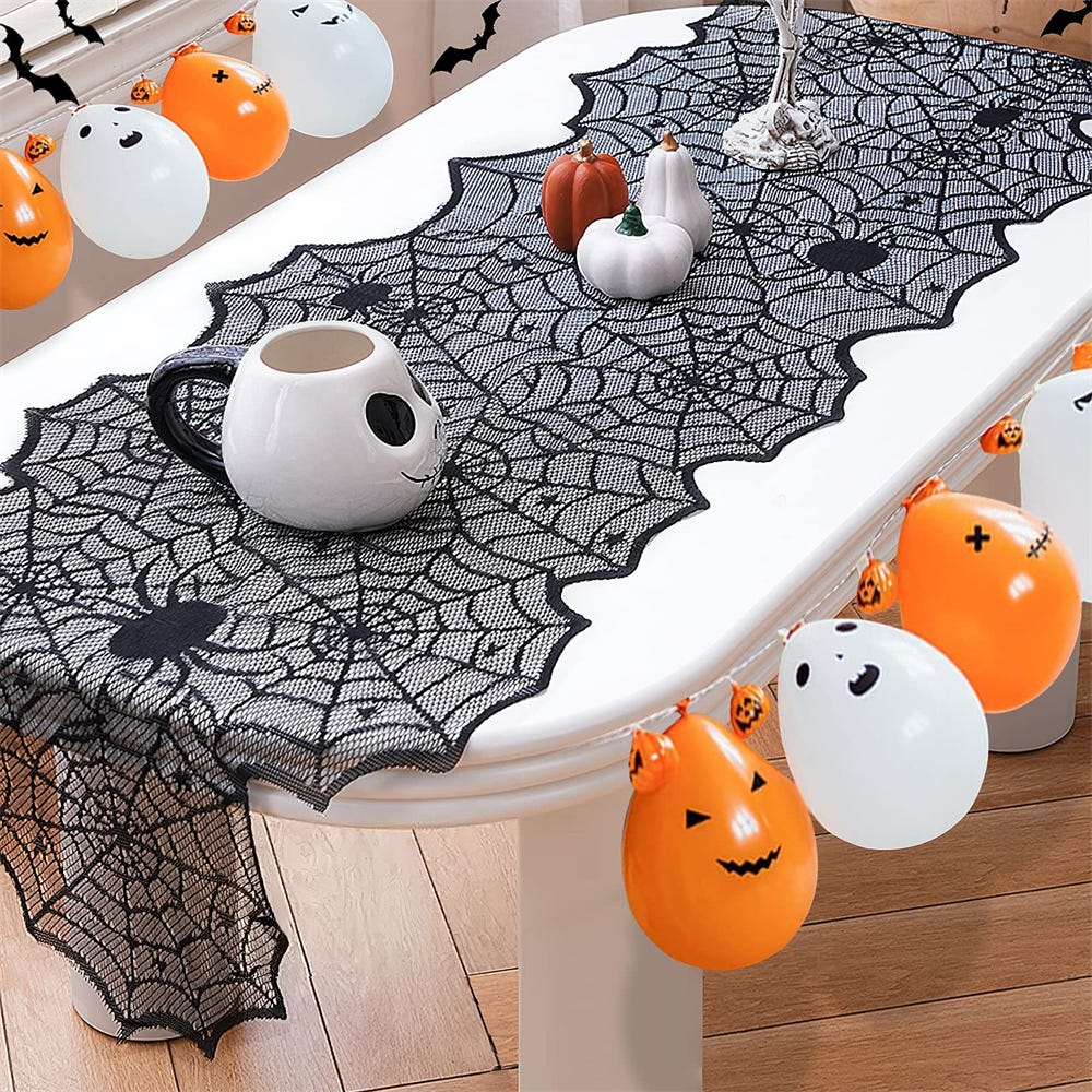 Bieżnik na stół z motywem pajęczyny z koronki – dekoracja stołu na imprezę halloweenową