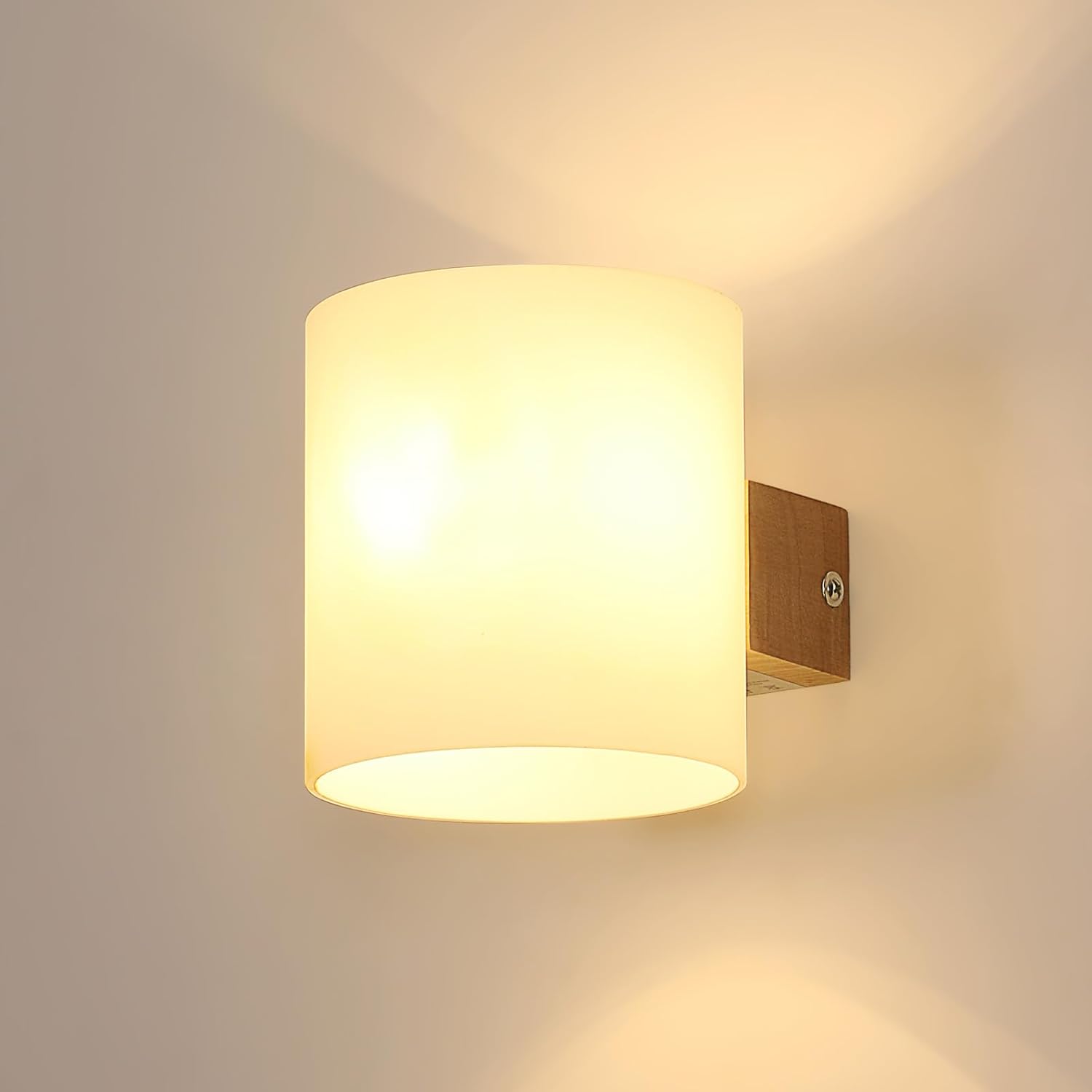 Nowoczesna lampa ścienna z drewna i szkła – ciepłe światło – wymiary: 12 x 13 cm – nadaje się do salonów, sypialni, korytarzy i klatek schodowych.