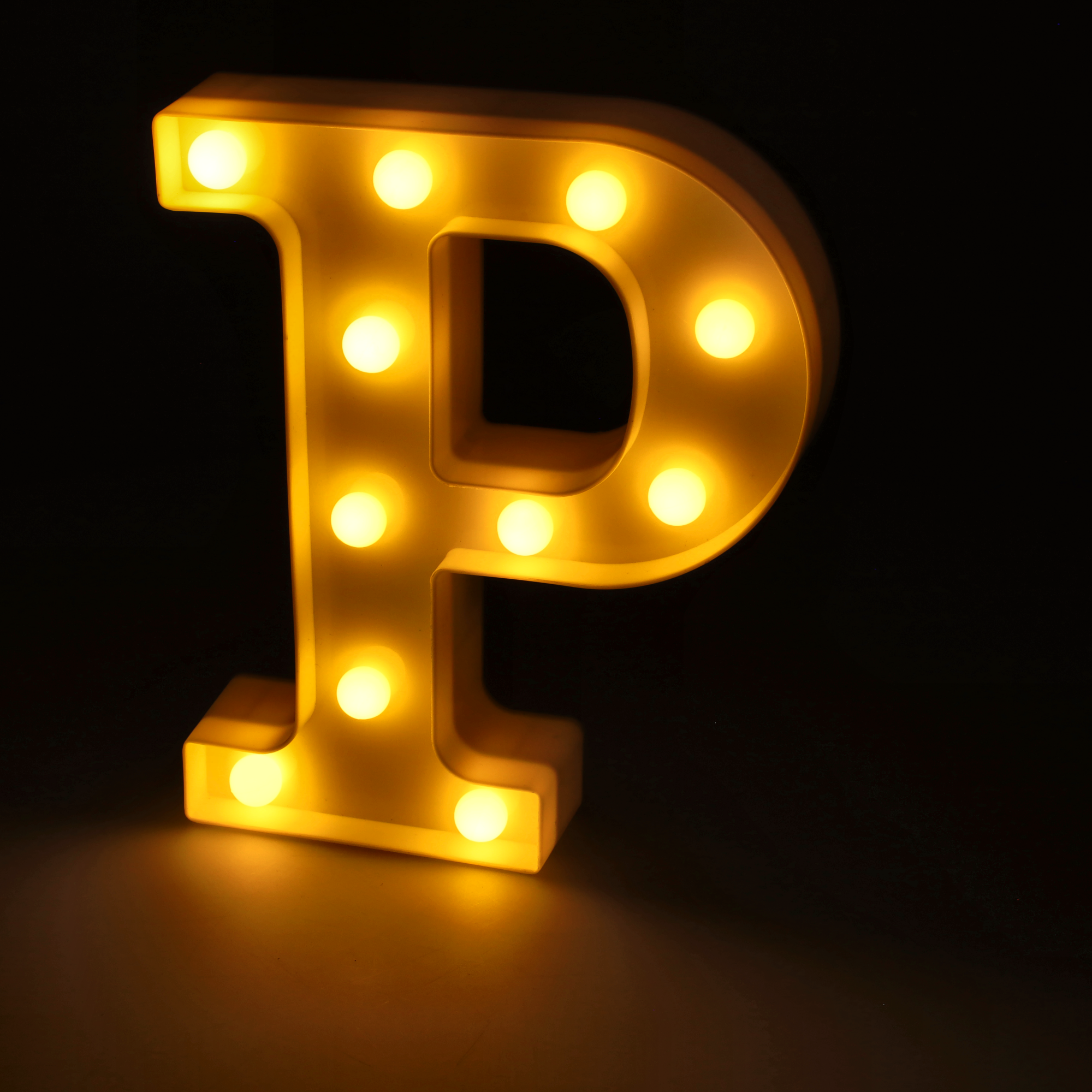 Litera LED "P" podświetlana ciepłym białym światłem, wysokość 22 cm, zasilanie bateryjne 2*AA