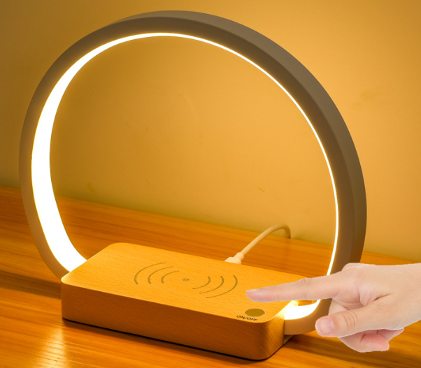 Lampka nocna z bezprzewodowym ładowaniem i portem USB, ściemnialna lampka stołowa LED, 3 kolory i dotykowy zegar cyfrowy