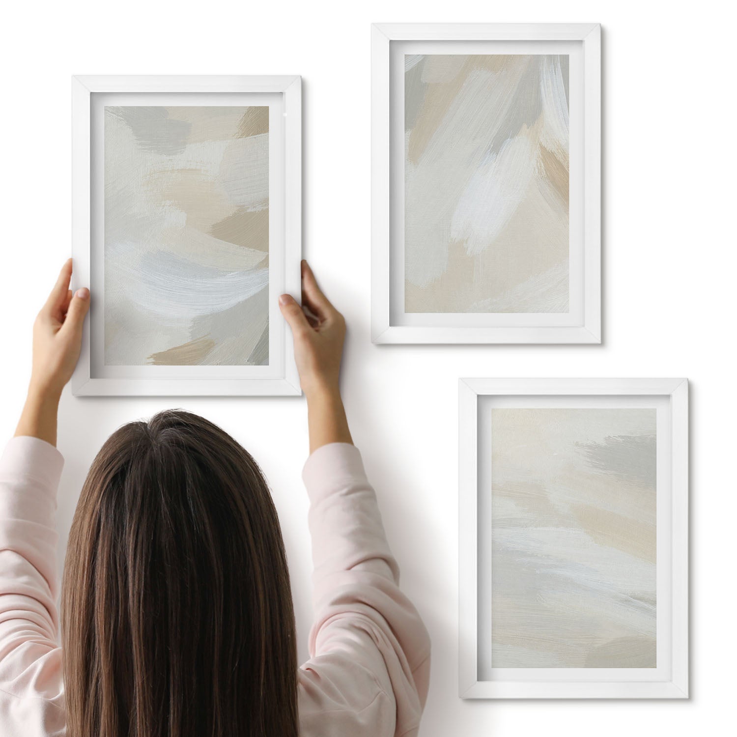 Galeria ścienna 3-częściowy komplet obrazów w białych ramach - Abstrakcyjne jasne tło z delikatnymi pociągnięciami pędzla - ArtPrintCave