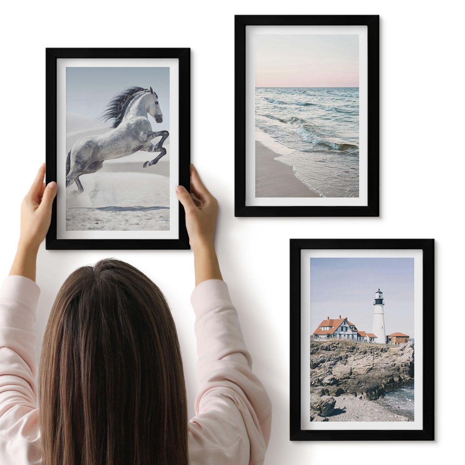 Galeria ścienna 3-częściowy komplet obrazów w czarnych ramach - Konie w ruchu plaża i latarnia morska fale wody - ArtPrintCave