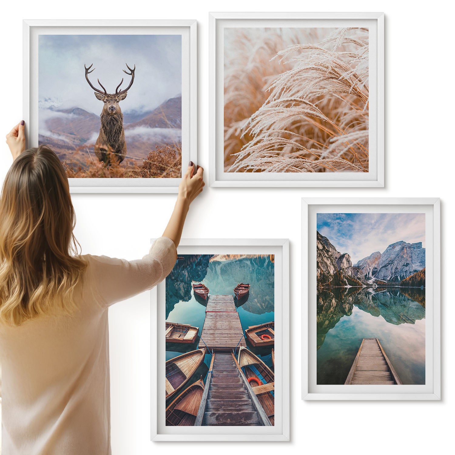 Galeria ścienna 4-częściowy komplet obrazów w białych ramach - Jezioro z łodziami jeleniem i górskim krajobrazem - ArtPrintCave
