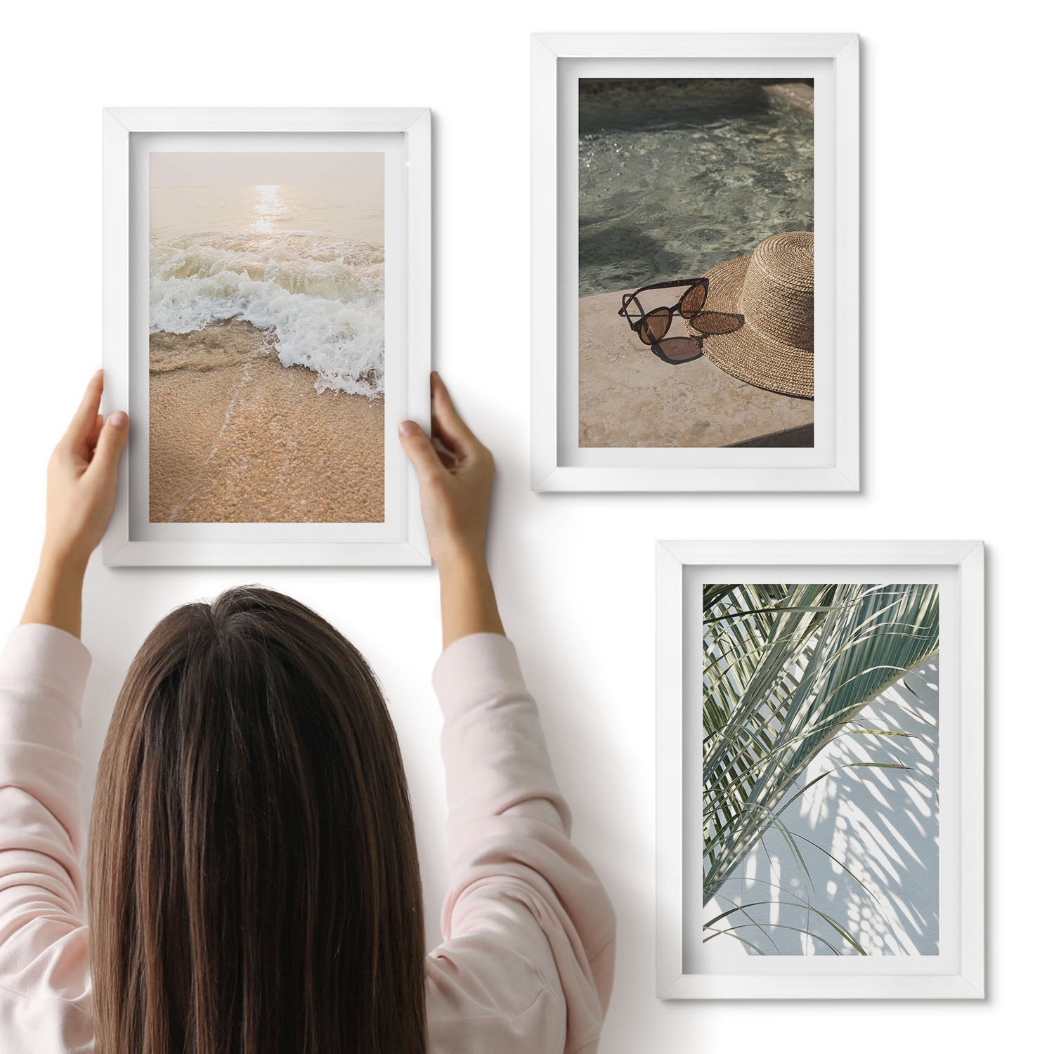 Galeria ścienna 3-częściowy komplet obrazów w białych ramach - Woda plaża kapelusz i okulary słoneczne liście - ArtPrintCave
