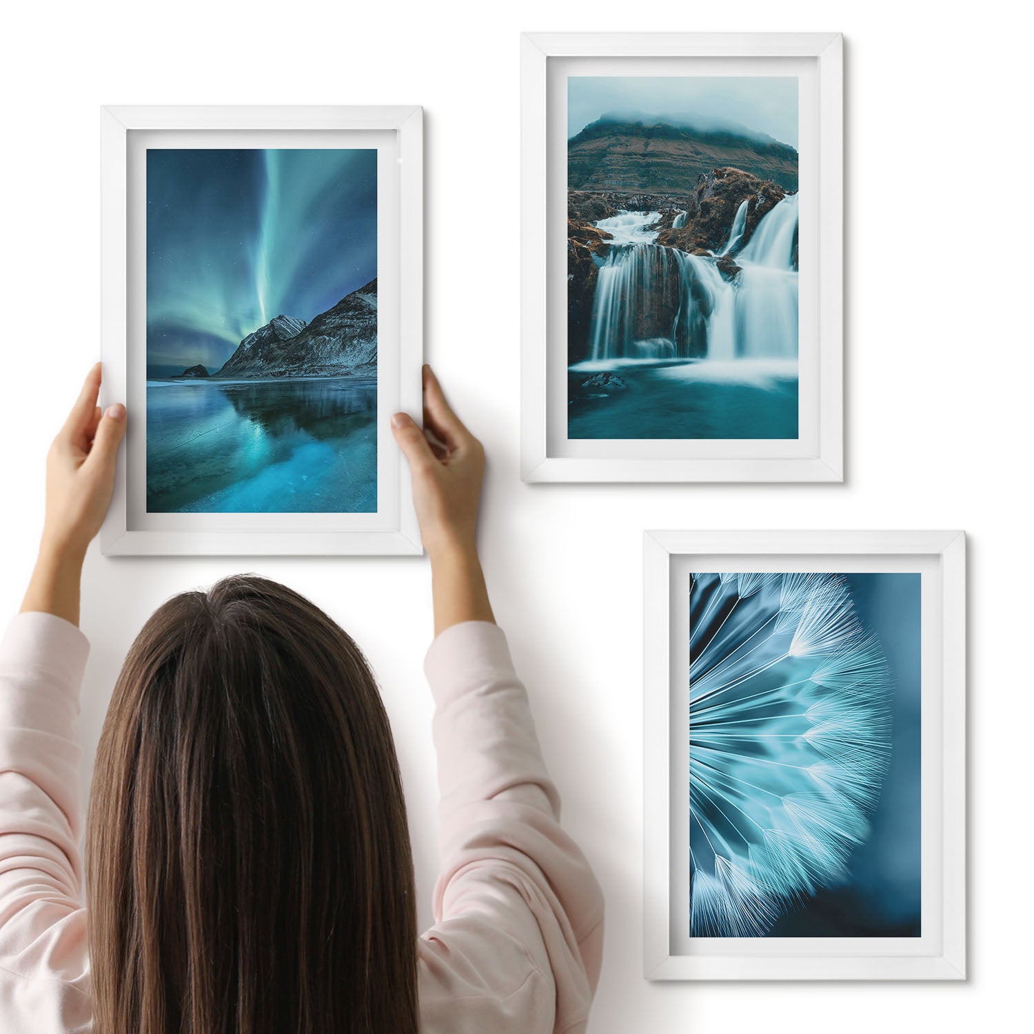 Galeria ścienna 3-częściowy komplet obrazów w białych ramach - Zimowe pejzaże z wodospadami i zorzami polarnymi - ArtPrintCave