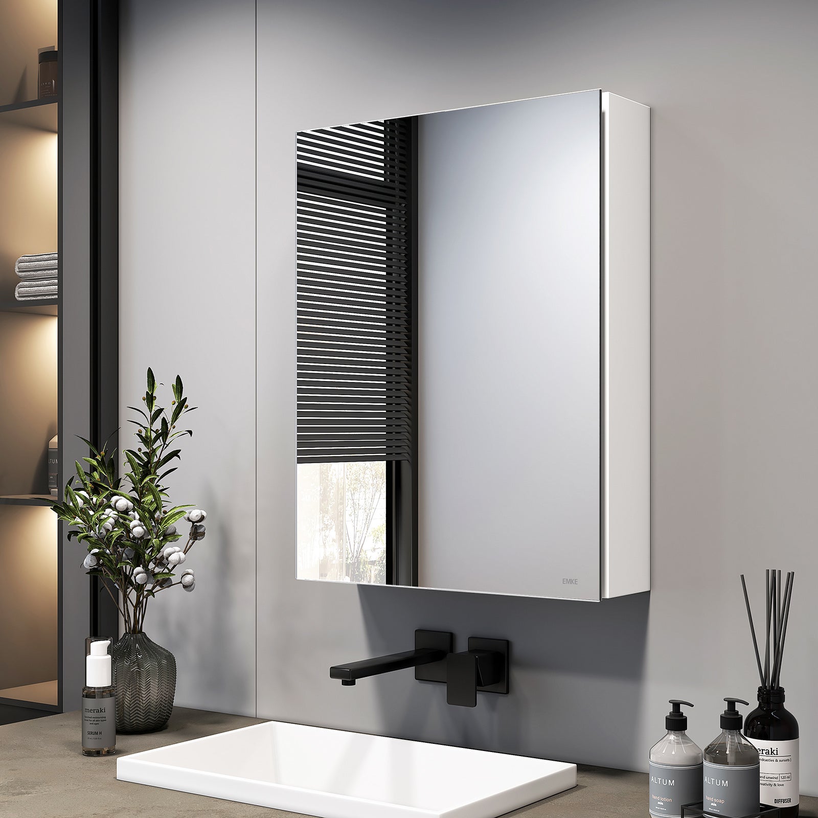 EMKE Szafka łazienkowa z lustrem 50 x 65 x 14,5 cm – 1 drzwiczki lustrzane, regulowane półki, matowa biel