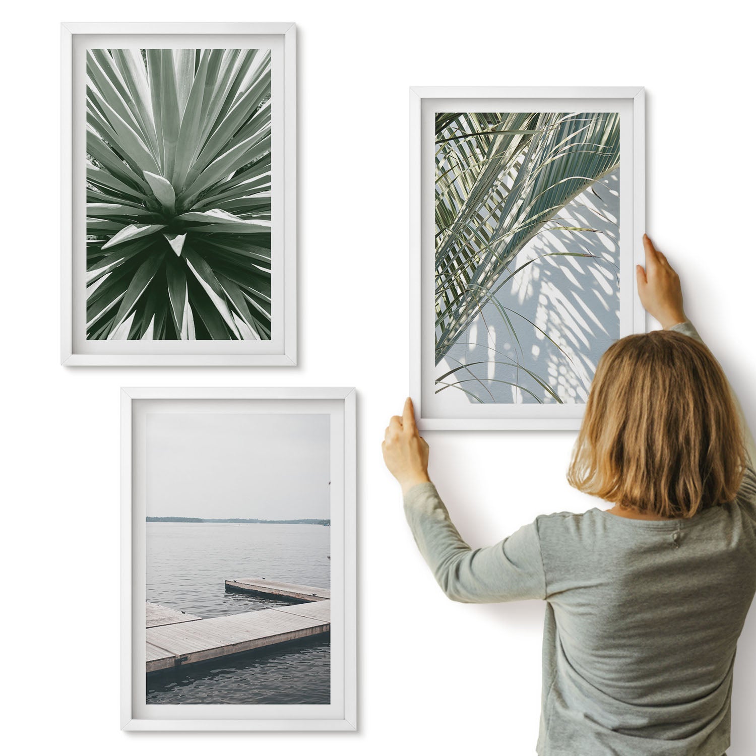 Galeria ścienna 3-częściowy komplet obrazów w białych ramach - Liście palmowe roślina i drewniany pomost - ArtPrintCave