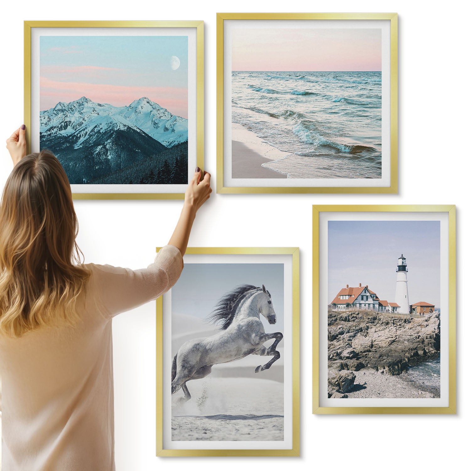 Galeria ścienna 4-częściowy komplet obrazów w złotych ramach - Konie w ruchu plaża i latarnia morska góry - ArtPrintCave